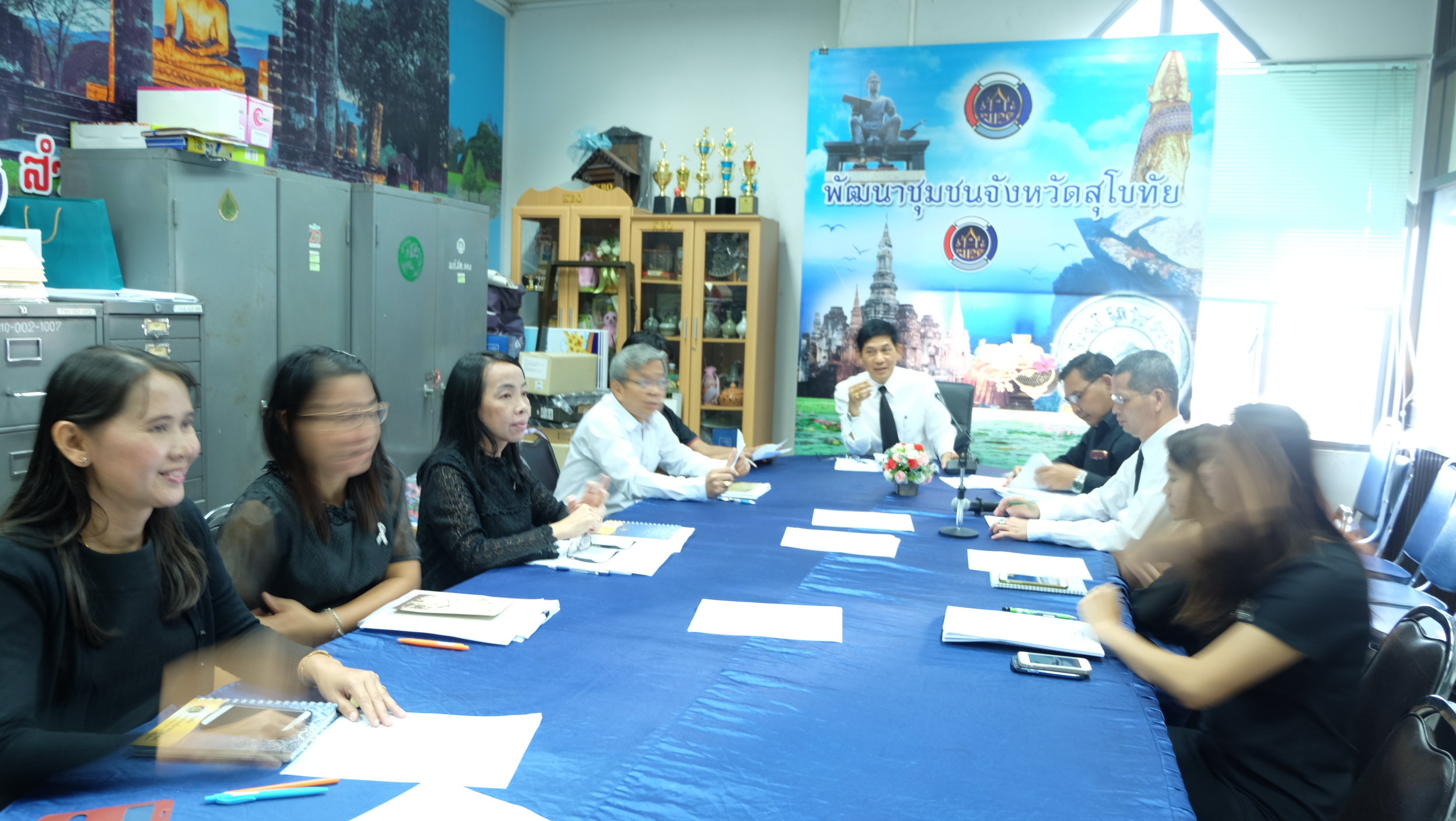 #สุโขทัย ดินแดนแห่งความสุข #วันที่ 6 มกราคม  2559 เวลา 10.00 น. นายสุวิน  พึ่งเงิน พัฒนาการจังหวัดสุโขทัย ได้ประชุมหัวหน้ากลุ่มงาน/ฝ่าย นักวิชาการ ประจำเดือนมกราคม 2560 พร้อมทั้งแนะนำนางสาวศิรินภา  สิทธิวงศ์ นักพัฒนาธุรกิจชุมชน บริษัทประชารัฐรักสามัคคี (