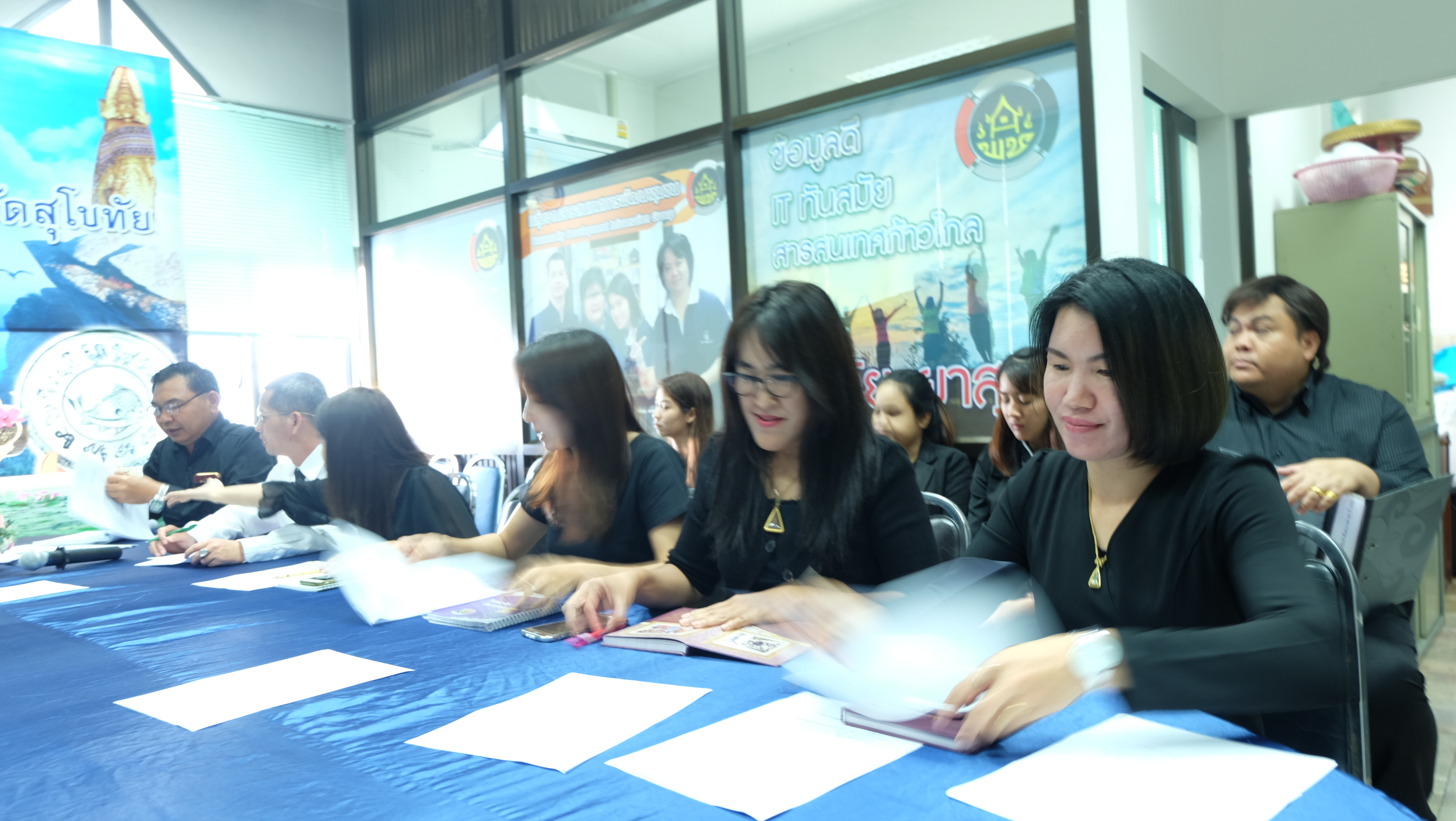 #สุโขทัย ดินแดนแห่งความสุข #วันที่ 6 มกราคม  2559 เวลา 10.00 น. นายสุวิน  พึ่งเงิน พัฒนาการจังหวัดสุโขทัย ได้ประชุมหัวหน้ากลุ่มงาน/ฝ่าย นักวิชาการ ประจำเดือนมกราคม 2560 พร้อมทั้งแนะนำนางสาวศิรินภา  สิทธิวงศ์ นักพัฒนาธุรกิจชุมชน บริษัทประชารัฐรักสามัคคี (