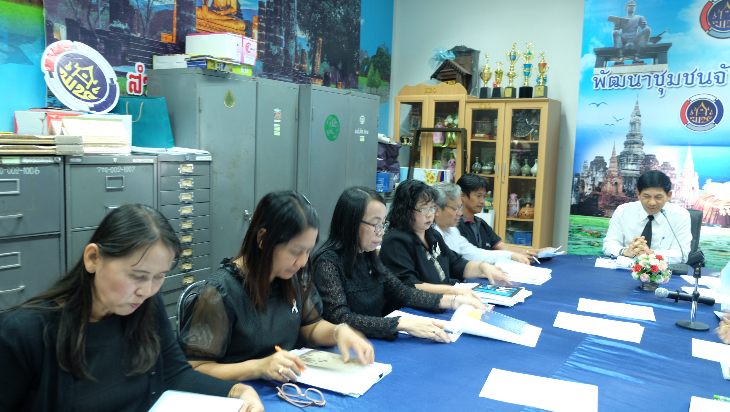 #สุโขทัย ดินแดนแห่งความสุข #วันที่ 6 มกราคม  2559 เวลา 10.00 น. นายสุวิน  พึ่งเงิน พัฒนาการจังหวัดสุโขทัย ได้ประชุมหัวหน้ากลุ่มงาน/ฝ่าย นักวิชาการ ประจำเดือนมกราคม 2560 พร้อมทั้งแนะนำนางสาวศิรินภา  สิทธิวงศ์ นักพัฒนาธุรกิจชุมชน บริษัทประชารัฐรักสามัคคี (