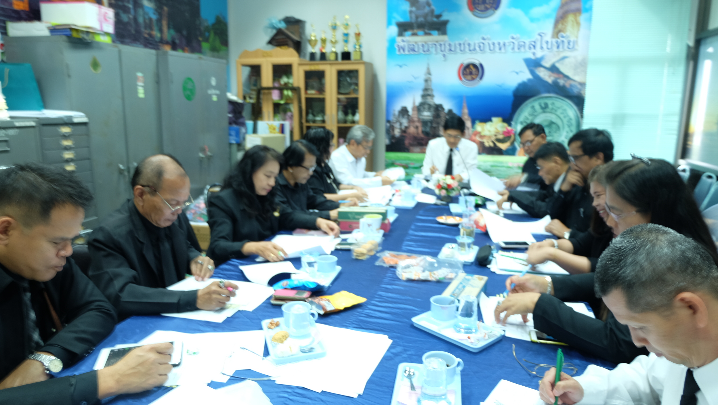 #สุโขทัย ดินแดนแห่งความสุข #วันที่ 6 มกราคม  2559 เวลา 13.00 น. นายสุวิน  พึ่งเงิน พัฒนาการจังหวัดสุโขทัย ได้ประชุมหัวหน้ากลุ่มงาน/ฝ่าย พัฒนาการอำเภอ นักวิชาการ ประจำเดือนมกราคม 2560 พร้อมทั้งแนะนำนางสาวศิรินภา  สิทธิวงศ์ นักพัฒนาธุรกิจชุมชน บริษัทประชารั