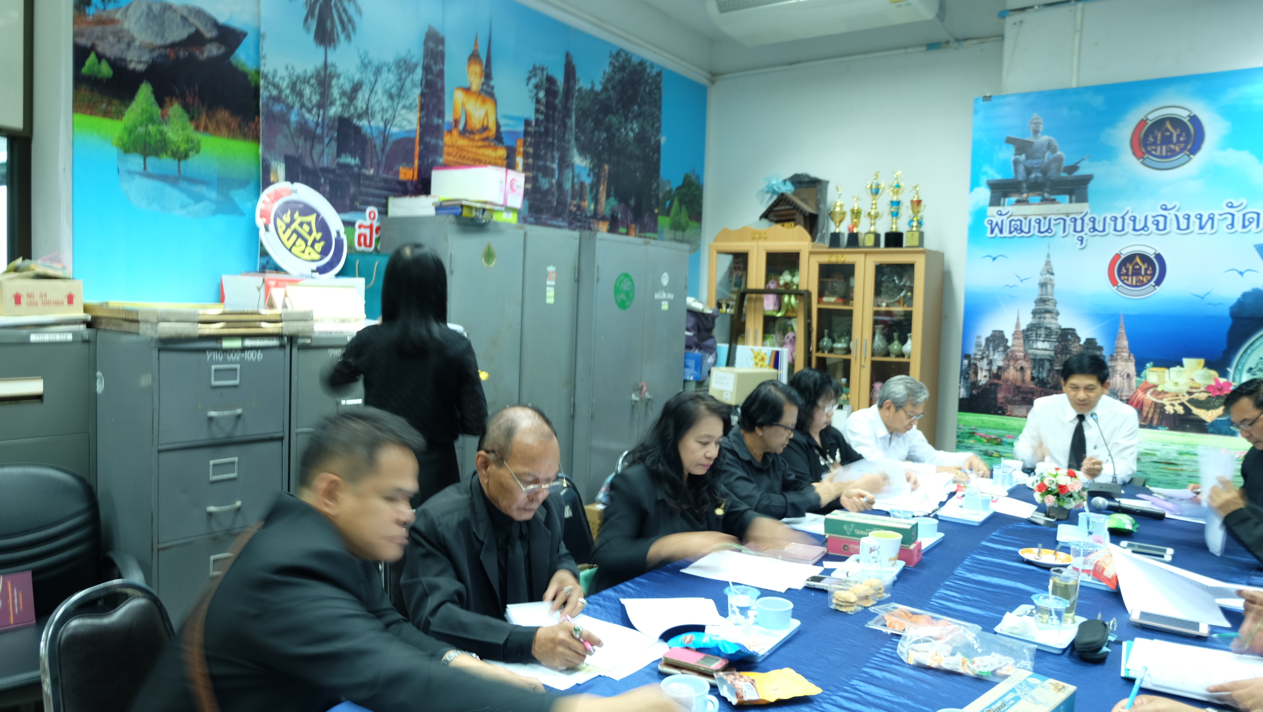 #สุโขทัย ดินแดนแห่งความสุข #วันที่ 6 มกราคม  2559 เวลา 13.00 น. นายสุวิน  พึ่งเงิน พัฒนาการจังหวัดสุโขทัย ได้ประชุมหัวหน้ากลุ่มงาน/ฝ่าย พัฒนาการอำเภอ นักวิชาการ ประจำเดือนมกราคม 2560 พร้อมทั้งแนะนำนางสาวศิรินภา  สิทธิวงศ์ นักพัฒนาธุรกิจชุมชน บริษัทประชารั