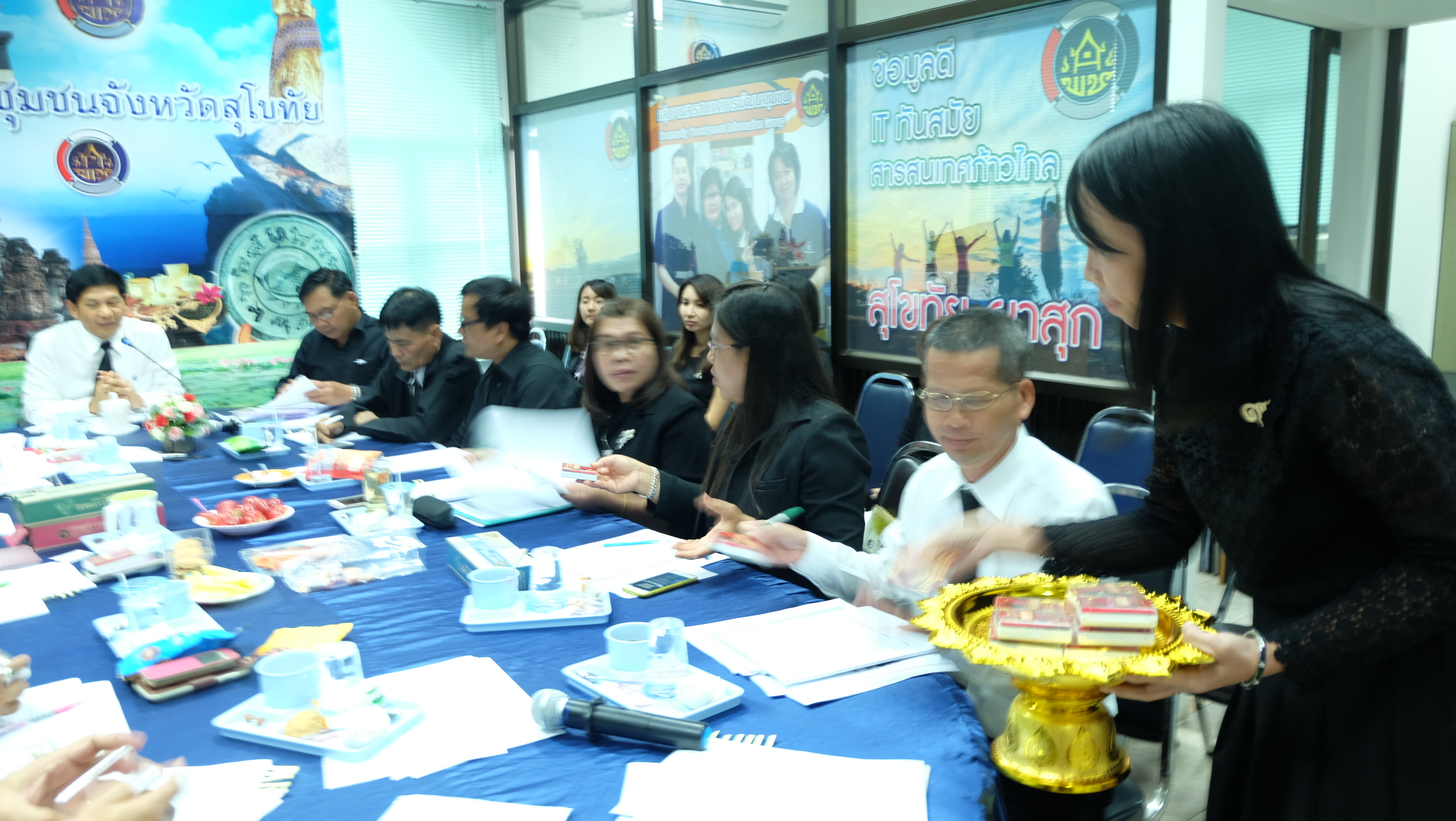 #สุโขทัย ดินแดนแห่งความสุข #วันที่ 6 มกราคม  2559 เวลา 13.00 น. นายสุวิน  พึ่งเงิน พัฒนาการจังหวัดสุโขทัย ได้ประชุมหัวหน้ากลุ่มงาน/ฝ่าย พัฒนาการอำเภอ นักวิชาการ ประจำเดือนมกราคม 2560 พร้อมทั้งแนะนำนางสาวศิรินภา  สิทธิวงศ์ นักพัฒนาธุรกิจชุมชน บริษัทประชารั