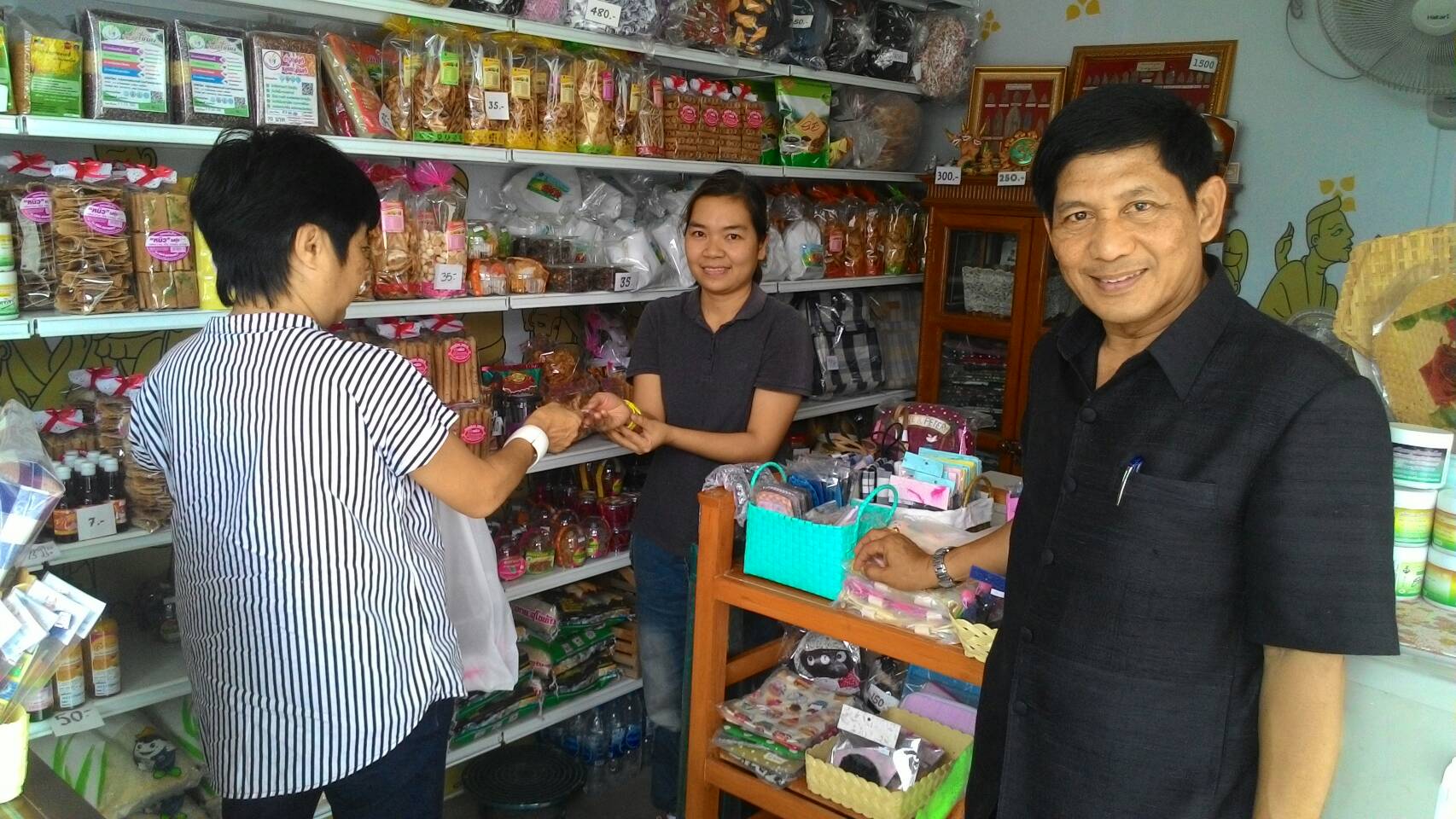 #สุโขทัย ดินแดนแห่งความสุข #วันที่ 9 มกราคม  2560 เวลา 11.30 น. นายสุวิน  พึ่งเงิน  พัฒนาการจังหวัดสุโขทัย ได้ติดตามร้านค้าประชารัฐ และจุดจำหน่ายข้าวสาร บริเวณปั๊มปตท.บ้านสวน อำเภอเมืองสุโขทัย จังหวัดสุโขทัย  (ข่าวโดยสถานีข่าว พช. CNS จังหวัดสุโขทัย รายง