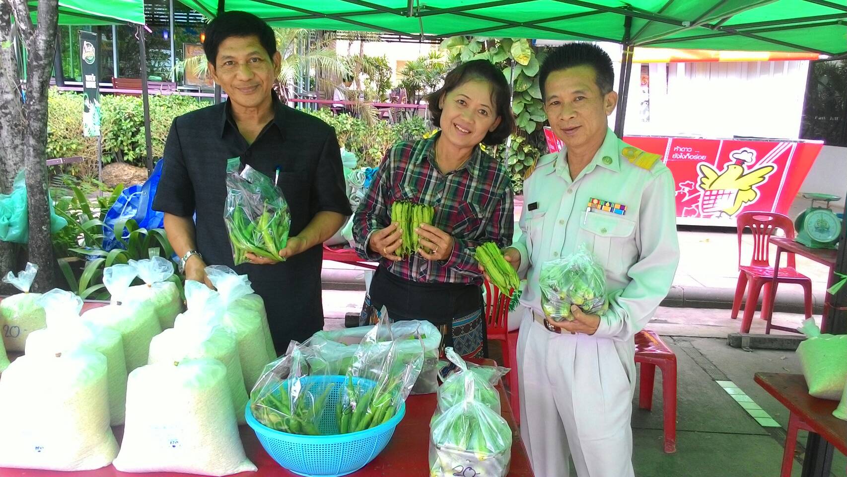 #สุโขทัย ดินแดนแห่งความสุข #วันที่ 9 มกราคม  2560 เวลา 11.30 น. นายสุวิน  พึ่งเงิน  พัฒนาการจังหวัดสุโขทัย ได้ติดตามร้านค้าประชารัฐ และจุดจำหน่ายข้าวสาร บริเวณปั๊มปตท.บ้านสวน อำเภอเมืองสุโขทัย จังหวัดสุโขทัย  (ข่าวโดยสถานีข่าว พช. CNS จังหวัดสุโขทัย รายง