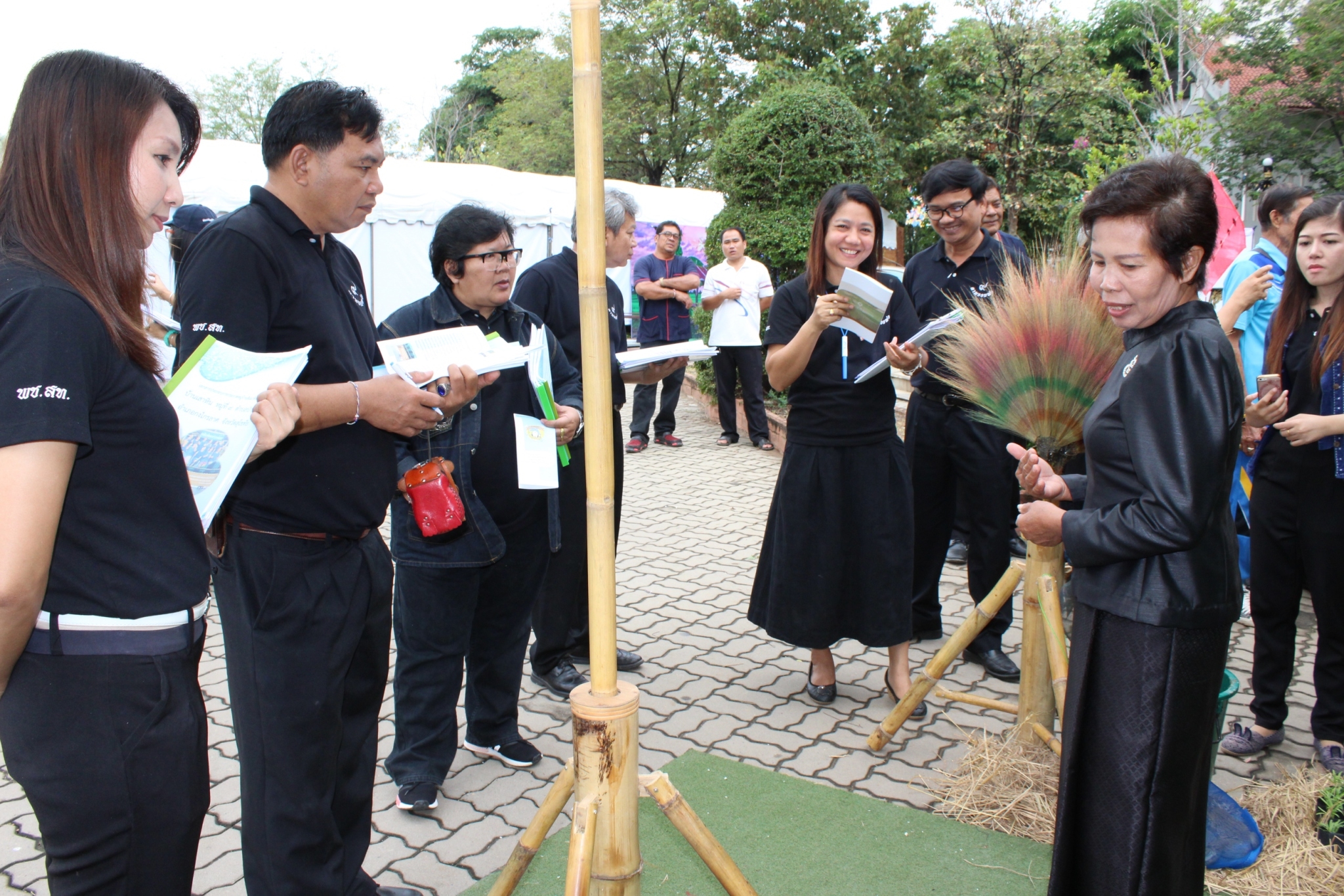 #สุโขทัย ดินแดนแห่งความสุข #จังหวัดสุโขทัยโดยสำนักงานพัฒนาชุมชนจังหวัดสุโขทัย จัดงานมหกรรม “ตามรอยเท้าพ่อ ชุมชนเข้มแข็งด้วยปรัชญาของเศรษฐกิจพอเพียง” เมื่อวันที่ 10 มกราคม  2560 เวลา 09.00-12.00 น. จะเป็นการประกวดหมู่บ้านสัมมาชีพชุมชน โดยมีสำนักงานพัฒนาชุม
