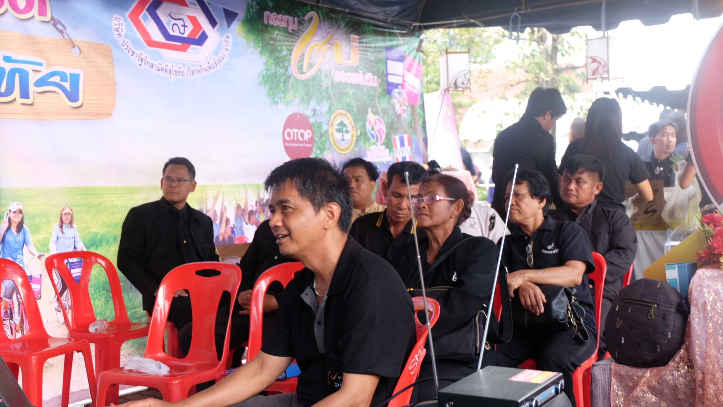 #สุโขทัย ดินแดนแห่งความสุข #จังหวัดสุโขทัยโดยสำนักงานพัฒนาชุมชนจังหวัดสุโขทัย จัดงานมหกรรม “ตามรอยเท้าพ่อ ชุมชนเข้มแข็งด้วยปรัชญาของเศรษฐกิจพอเพียง” เมื่อวันที่ 10 มกราคม  2560 เวลา 03.00-16.30 น. การประกวดนักพัฒนาตามรอยเท้าพ่อ