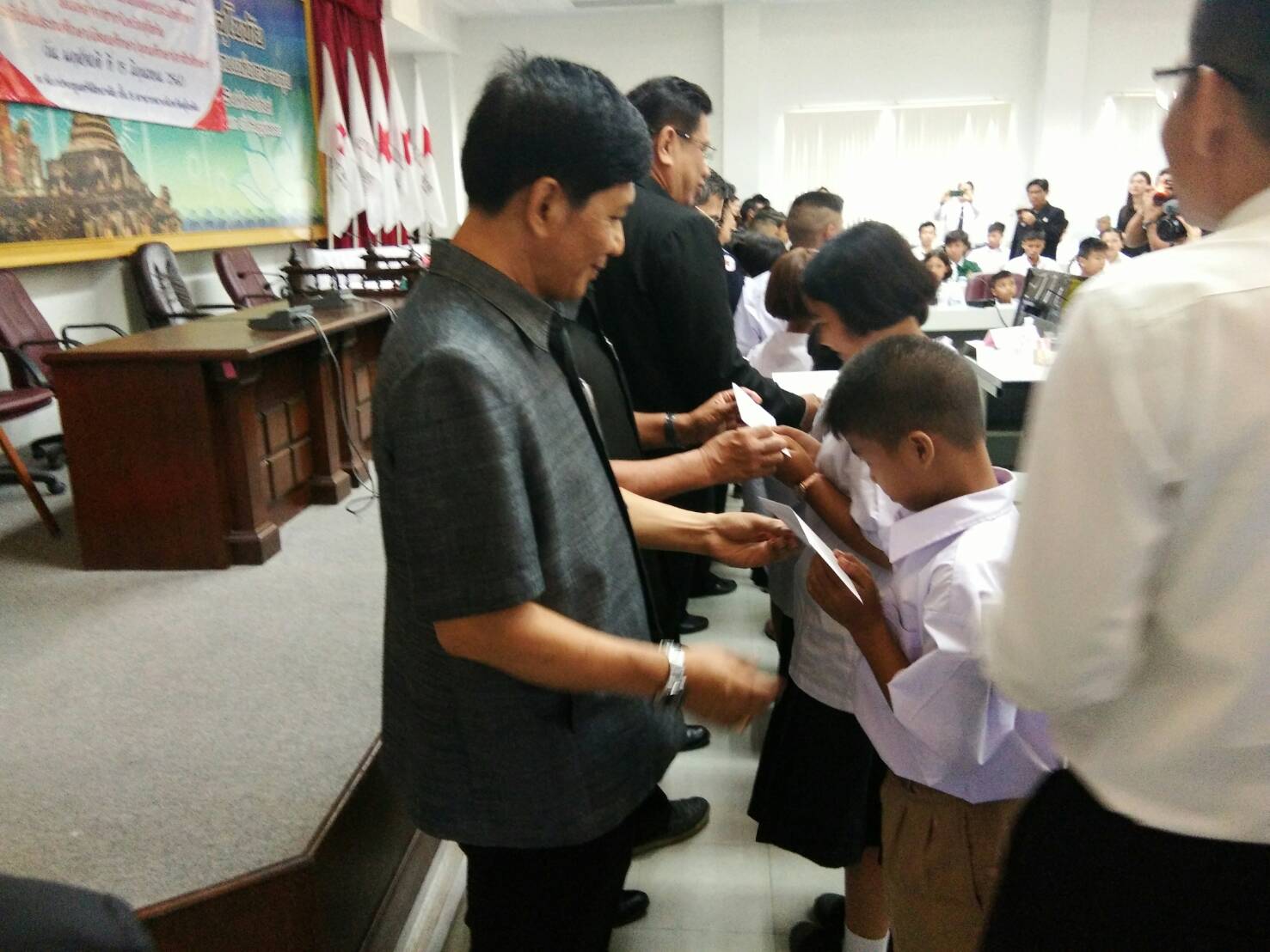 พิธีมอบจักรยานและทุนการศึกษาตามโครงการส่งเสริมการศึกษาของสำนักงานเหล่ากาชาดจังหวัดสุโขทัย ประจำปี 2560