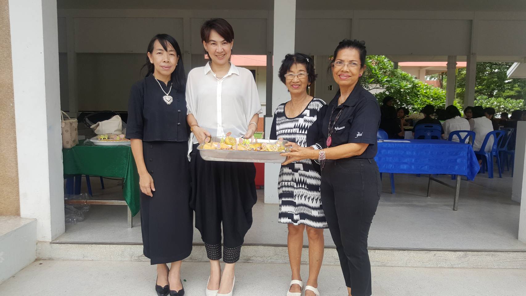 รับมอบน้ำดื่ม และรับมอบขนม จากผู้มีใจเมตตา สนับสนุนโครงการจิตอาสาประดิษฐ์ดอกไม้จันทน์พระราชทาน