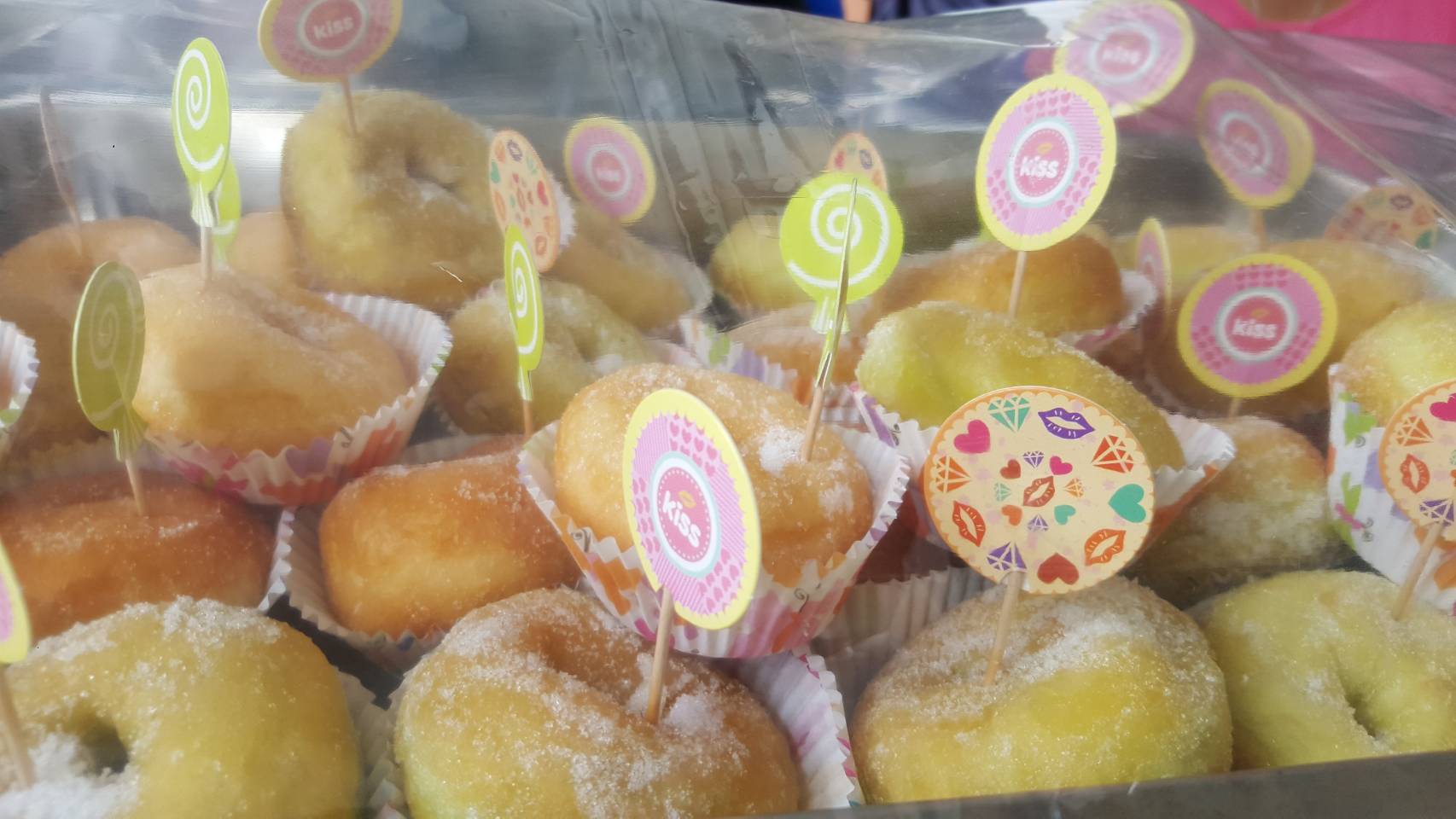 รับมอบน้ำดื่ม และรับมอบขนม จากผู้มีใจเมตตา สนับสนุนโครงการจิตอาสาประดิษฐ์ดอกไม้จันทน์พระราชทาน