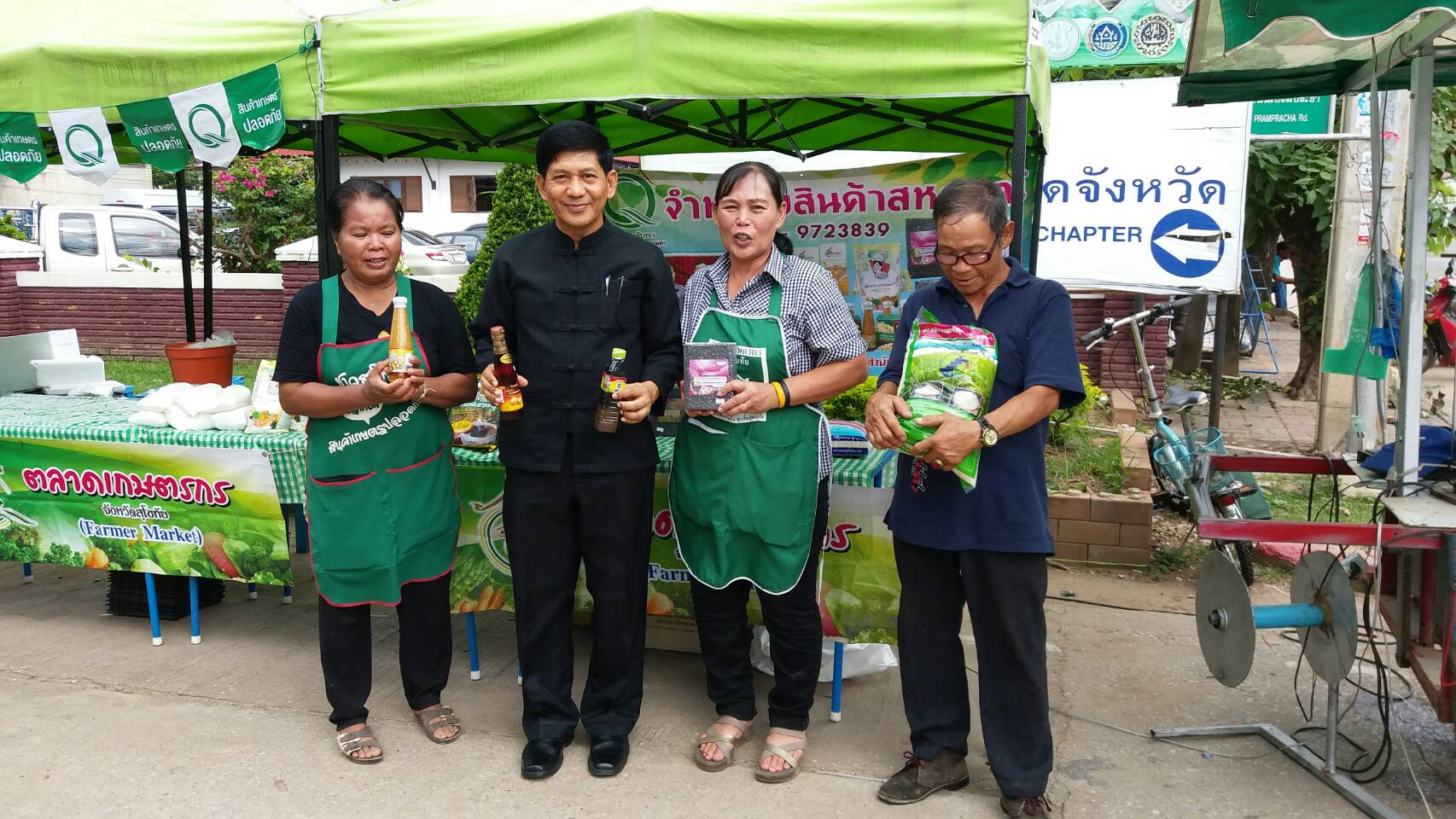 ตรวจเยี่ยมให้กำลังใจ พ่อค้าแม่ค้าตลาดนัดชุมชน