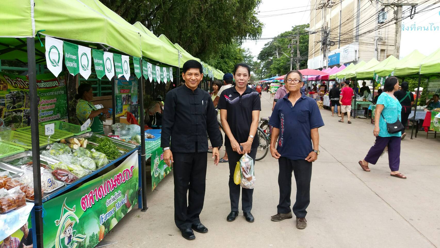 ตรวจเยี่ยมให้กำลังใจ พ่อค้าแม่ค้าตลาดนัดชุมชน