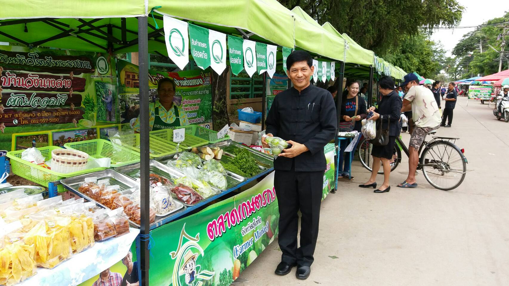 ตรวจเยี่ยมให้กำลังใจ พ่อค้าแม่ค้าตลาดนัดชุมชน