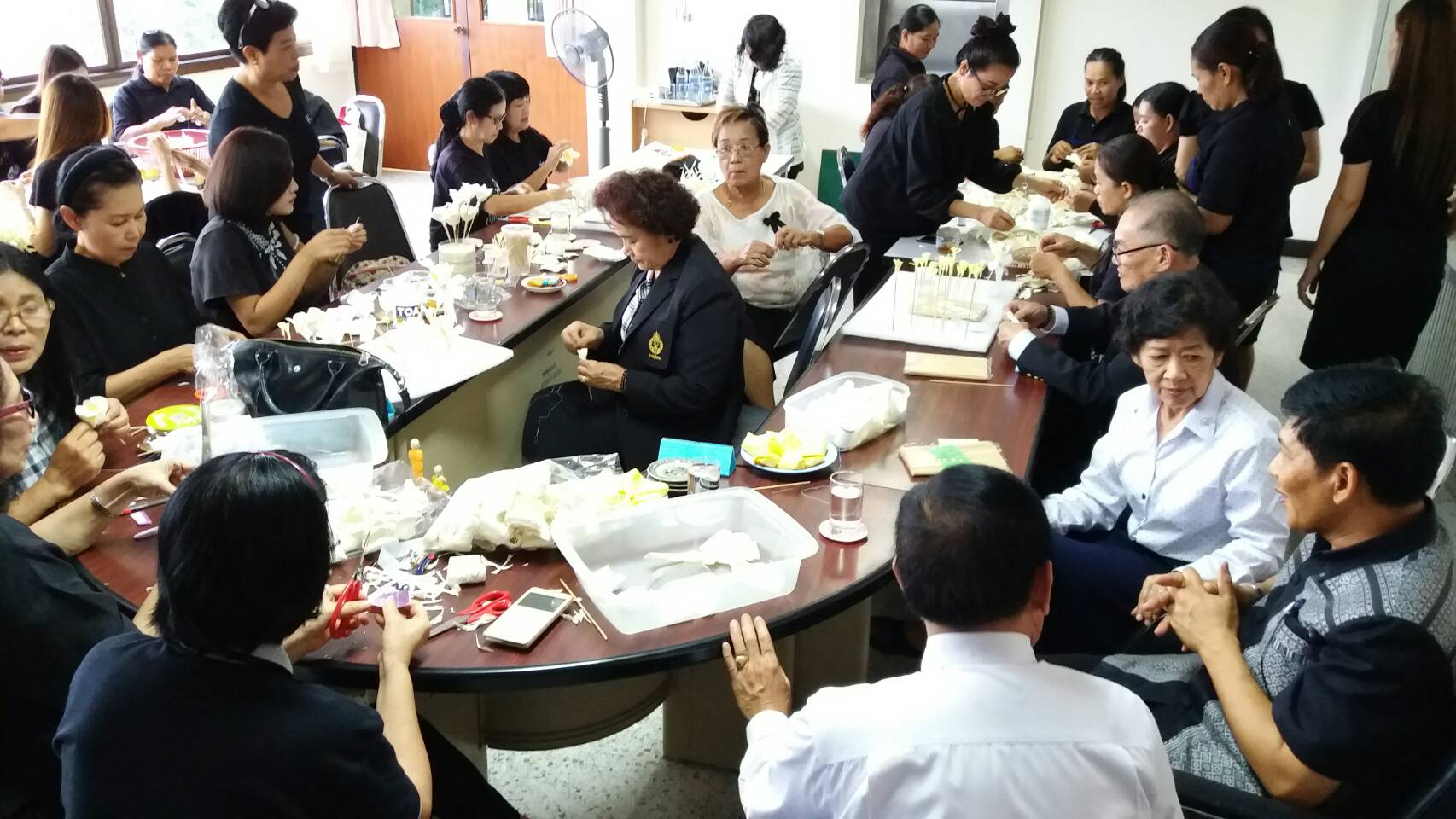 ร่วมเปิดศูนย์จิตอาสาประดิษฐ์ดอกไม้จันทน์พระราชทาน ของศาลเยาวชนและครอบครัว