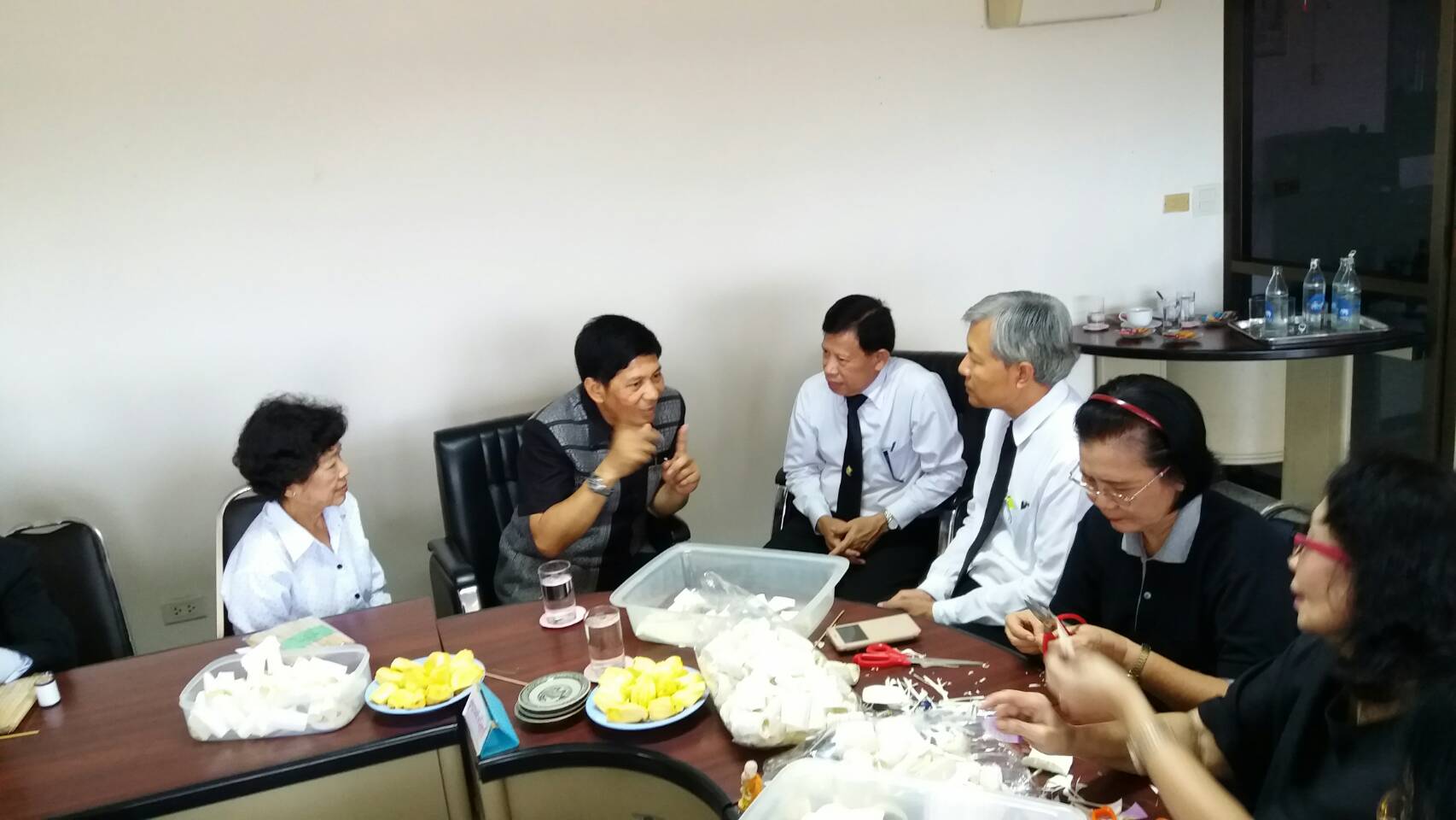 ร่วมเปิดศูนย์จิตอาสาประดิษฐ์ดอกไม้จันทน์พระราชทาน ของศาลเยาวชนและครอบครัว