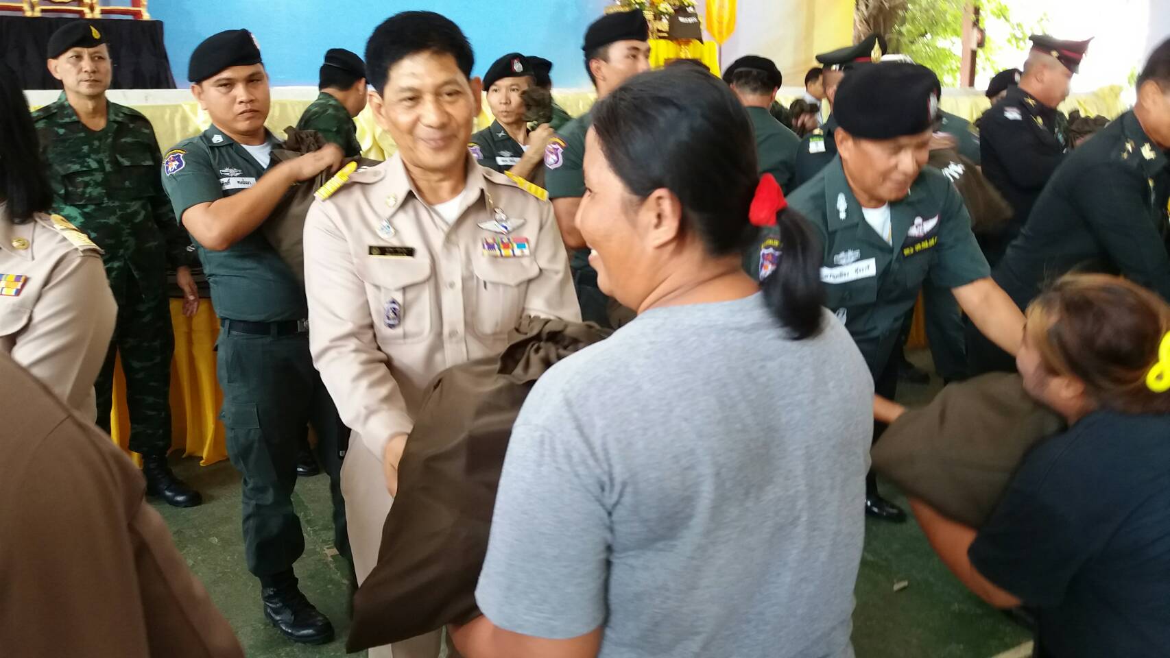 เชิญถุงพระราชทานและเครื่องอุปโภคบริโภค ไปมอบแก่ผู้ประสบอุทกภัย จำนวน 1,024 ราย