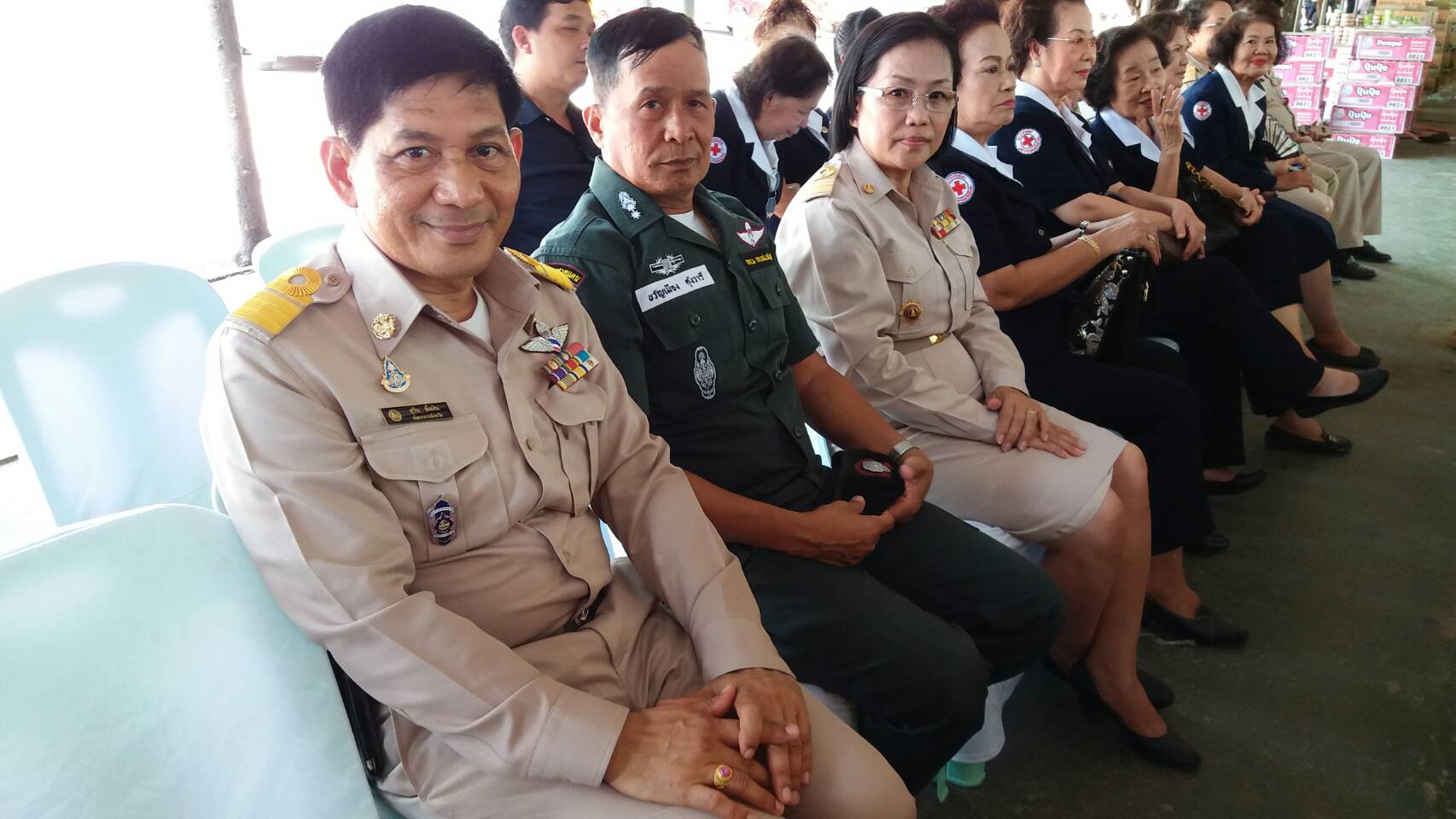 เชิญถุงพระราชทานและเครื่องอุปโภคบริโภค ไปมอบแก่ผู้ประสบอุทกภัย จำนวน 1,024 ราย