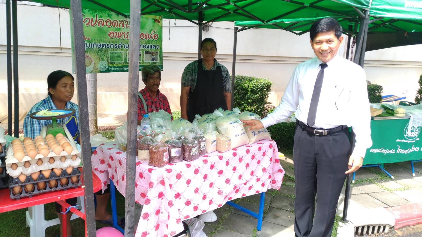 ตรวจเยี่ยมให้กำลังใจพ่อค้าแม่ค้าตลาดนัดชุมชน ไทยช่วยไทย คนไทยยิ้มได้ ทุกวันศุกร์