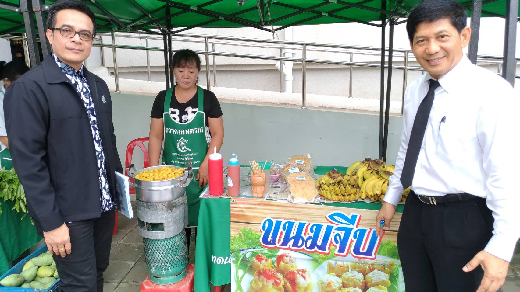 ตรวจเยี่ยมให้กำลังใจพ่อค้าแม่ค้าตลาดนัดชุมชน ไทยช่วยไทย คนไทยยิ้มได้