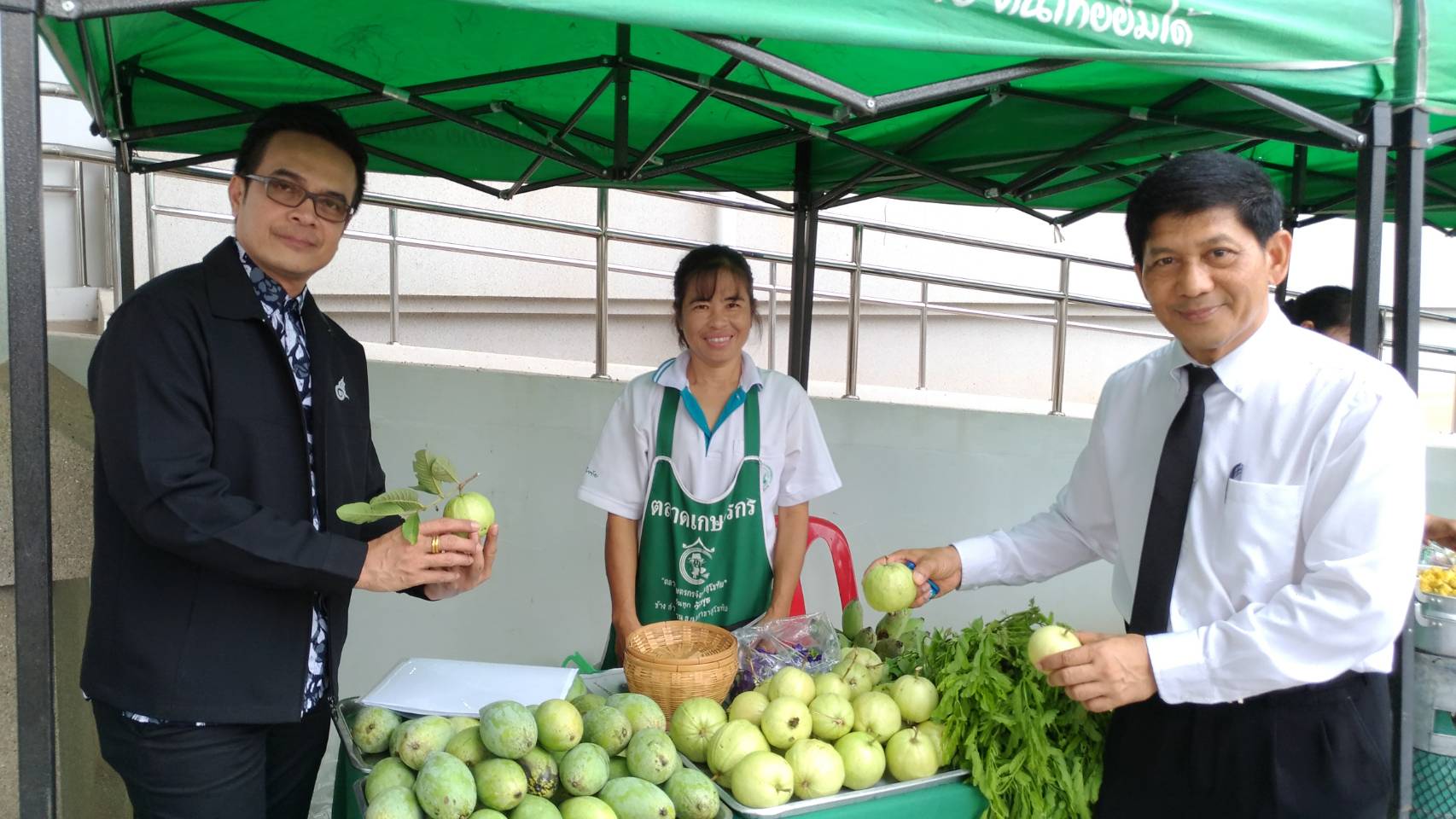 ตรวจเยี่ยมให้กำลังใจพ่อค้าแม่ค้าตลาดนัดชุมชน ไทยช่วยไทย คนไทยยิ้มได้