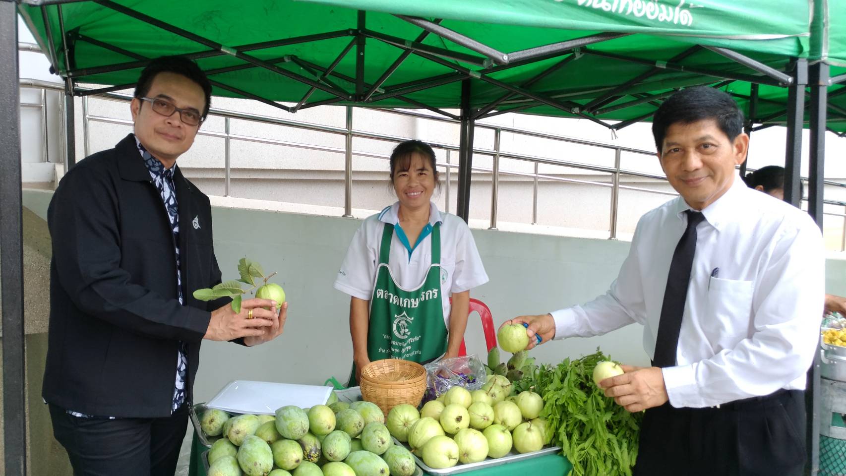 ตรวจเยี่ยมให้กำลังใจพ่อค้าแม่ค้าตลาดนัดชุมชน ไทยช่วยไทย คนไทยยิ้มได้