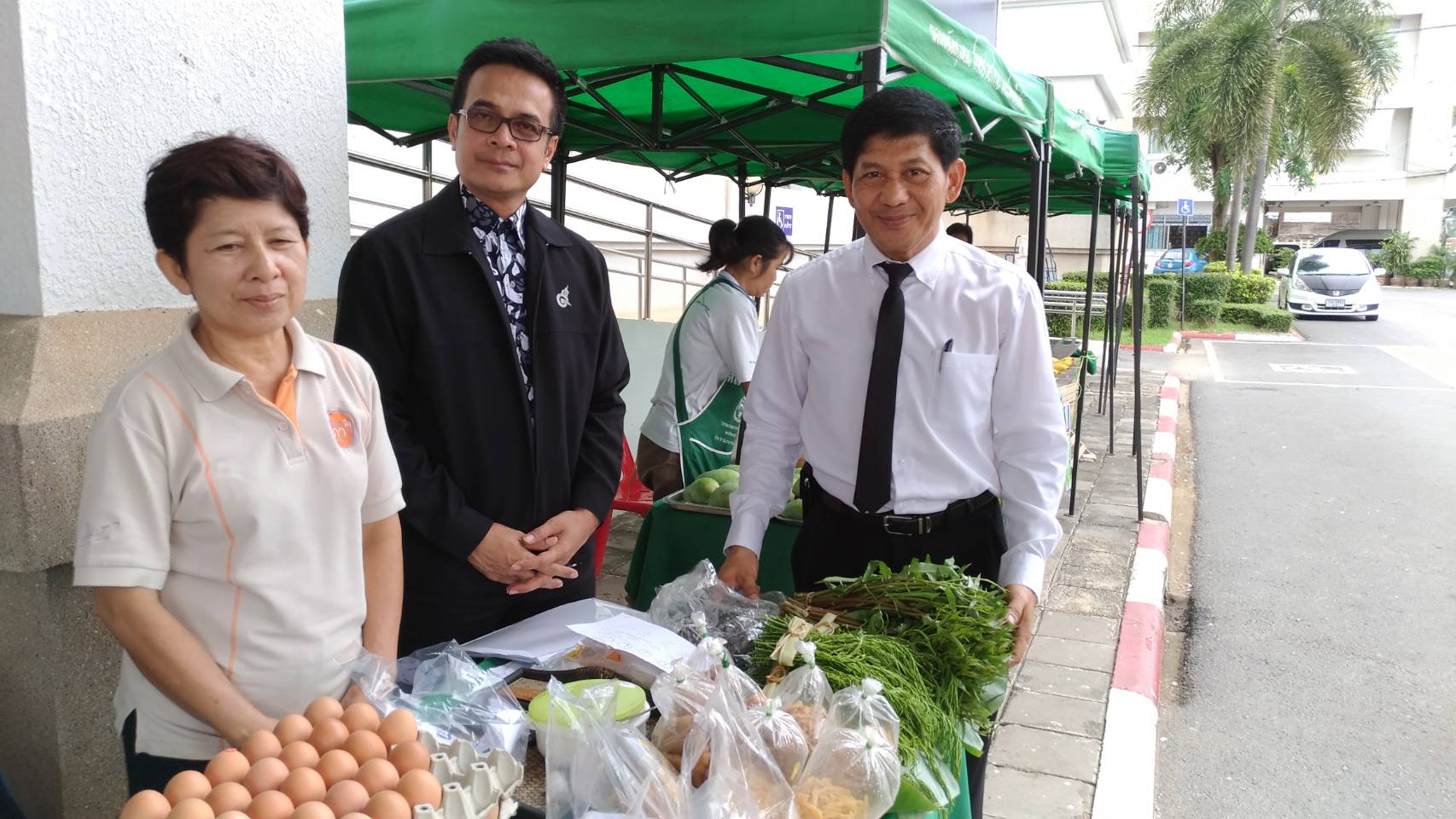 ตรวจเยี่ยมให้กำลังใจพ่อค้าแม่ค้าตลาดนัดชุมชน ไทยช่วยไทย คนไทยยิ้มได้