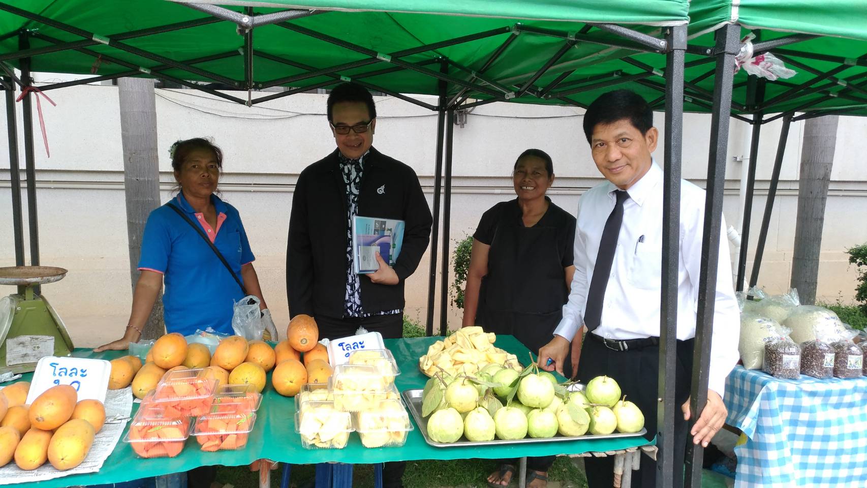 ตรวจเยี่ยมให้กำลังใจพ่อค้าแม่ค้าตลาดนัดชุมชน ไทยช่วยไทย คนไทยยิ้มได้