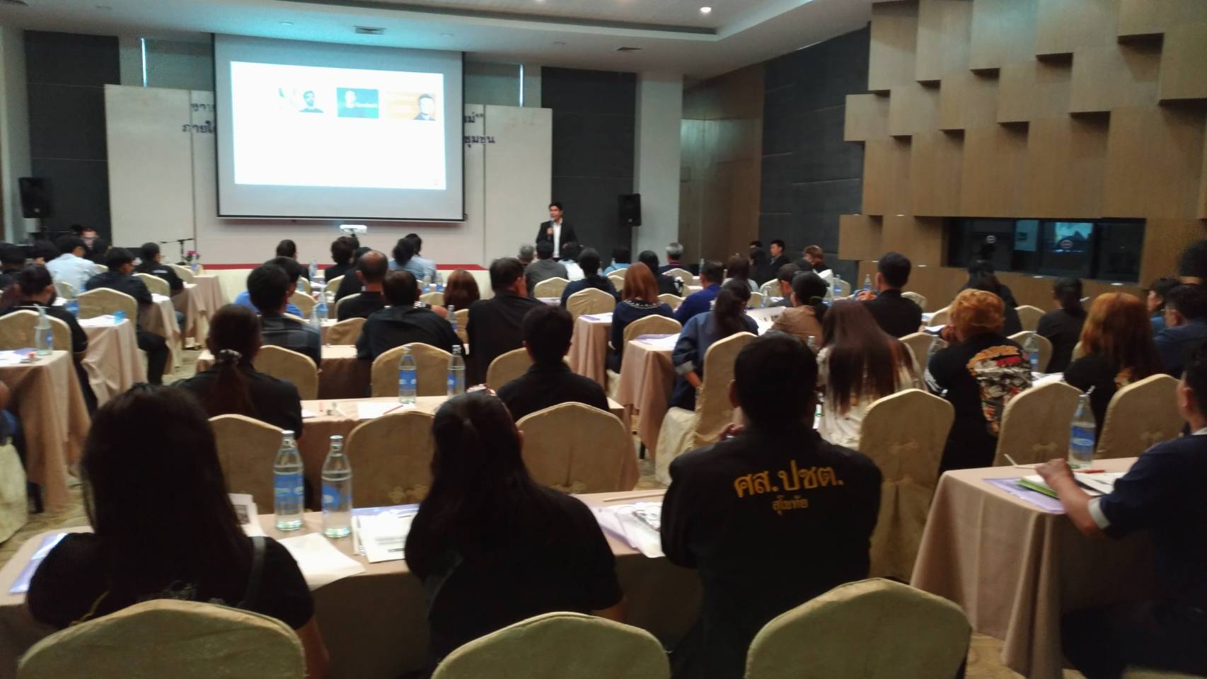 “จุดประกายแนวคิด ธุรกิจยุคใหม่” ภายใต้โครงการถ่ายทอดความรู้จากห้องเรียนสู่ชุมชนเพื่อเสริมสร้างและพัฒนาเศรษฐกิจฐานราก วิสาหกิจขนาดกลางและขนาดย่อม