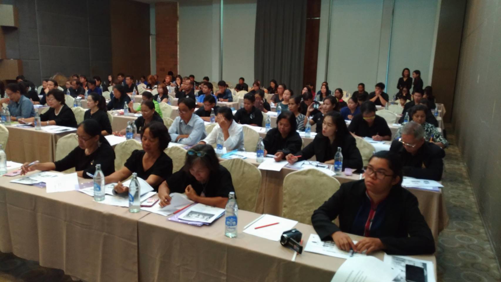 “จุดประกายแนวคิด ธุรกิจยุคใหม่” ภายใต้โครงการถ่ายทอดความรู้จากห้องเรียนสู่ชุมชนเพื่อเสริมสร้างและพัฒนาเศรษฐกิจฐานราก วิสาหกิจขนาดกลางและขนาดย่อม