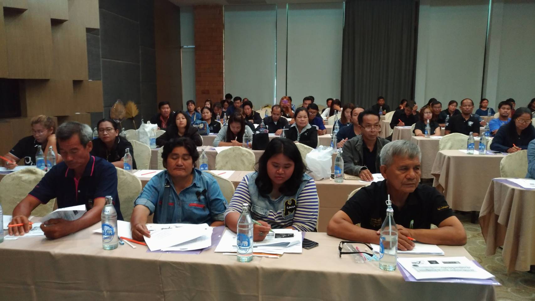 “จุดประกายแนวคิด ธุรกิจยุคใหม่” ภายใต้โครงการถ่ายทอดความรู้จากห้องเรียนสู่ชุมชนเพื่อเสริมสร้างและพัฒนาเศรษฐกิจฐานราก วิสาหกิจขนาดกลางและขนาดย่อม