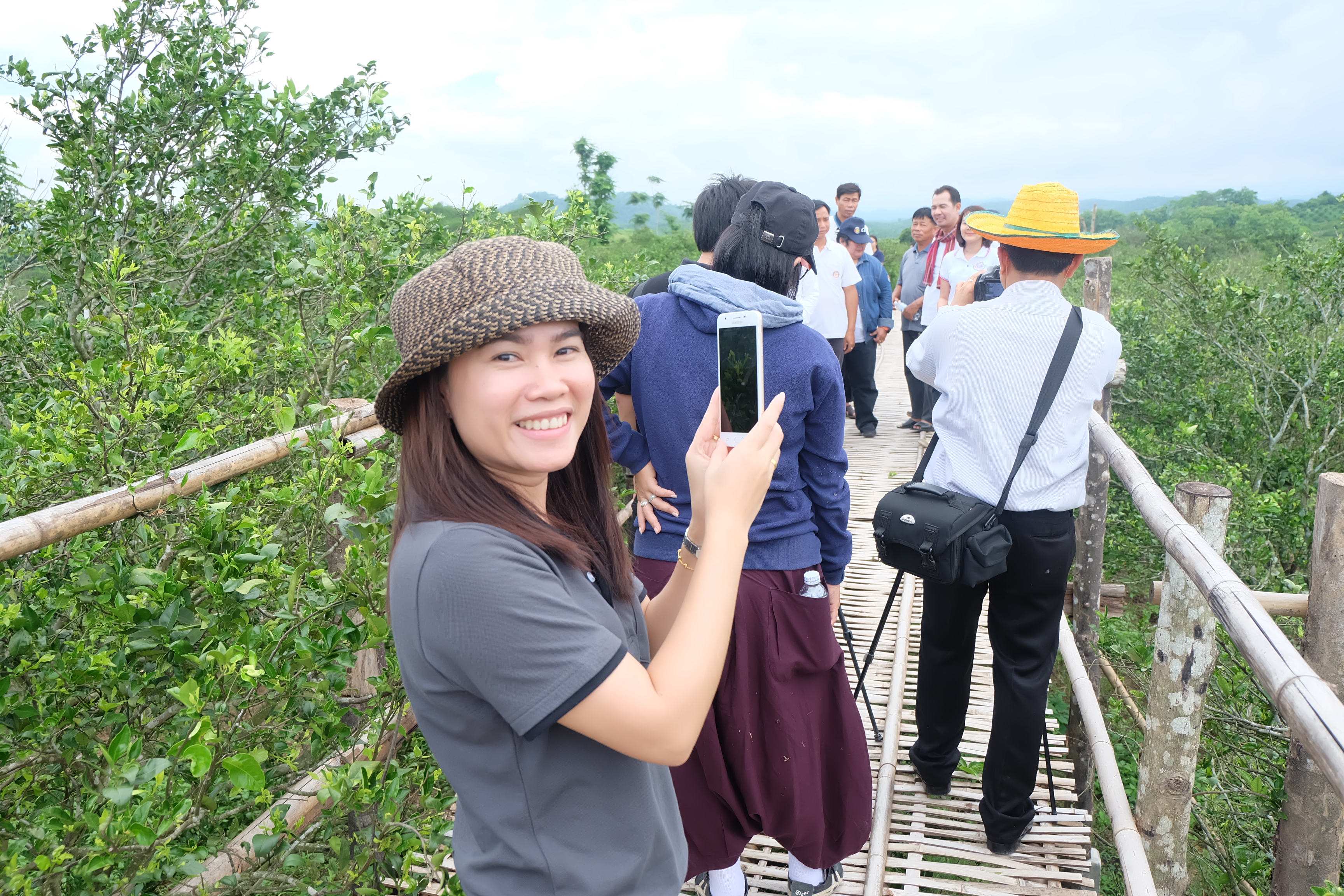 ลงพื้นที่ถ่ายทำวีดีทัศน์ “การส่งเสริมงานเศรษฐกิจฐานรากและประชารัฐ สุโขทัย” ณ กลุ่มแม่สินพัฒนาผลิตส้มปลอดสารพิษ