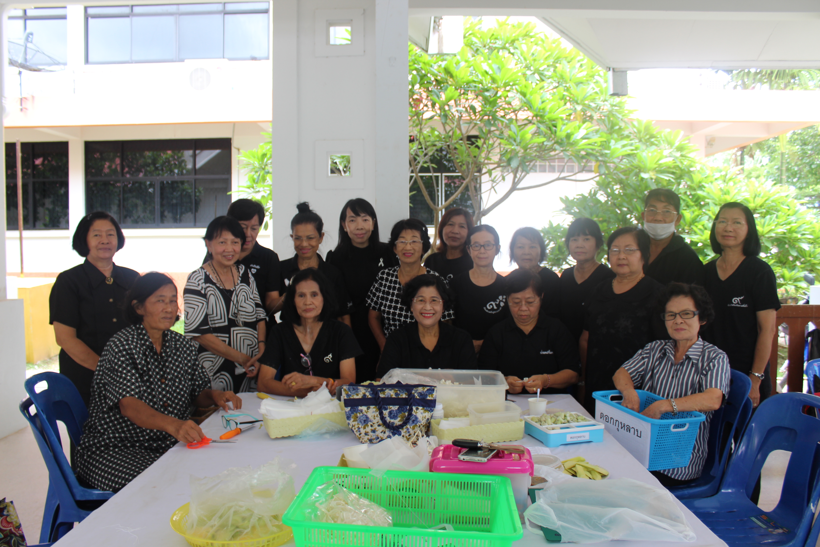 ร่วมเป็น “จิตอาสาประดิษฐ์ดอกไม้จันทน์พระราชทาน” แสดงความจงรักภักดี