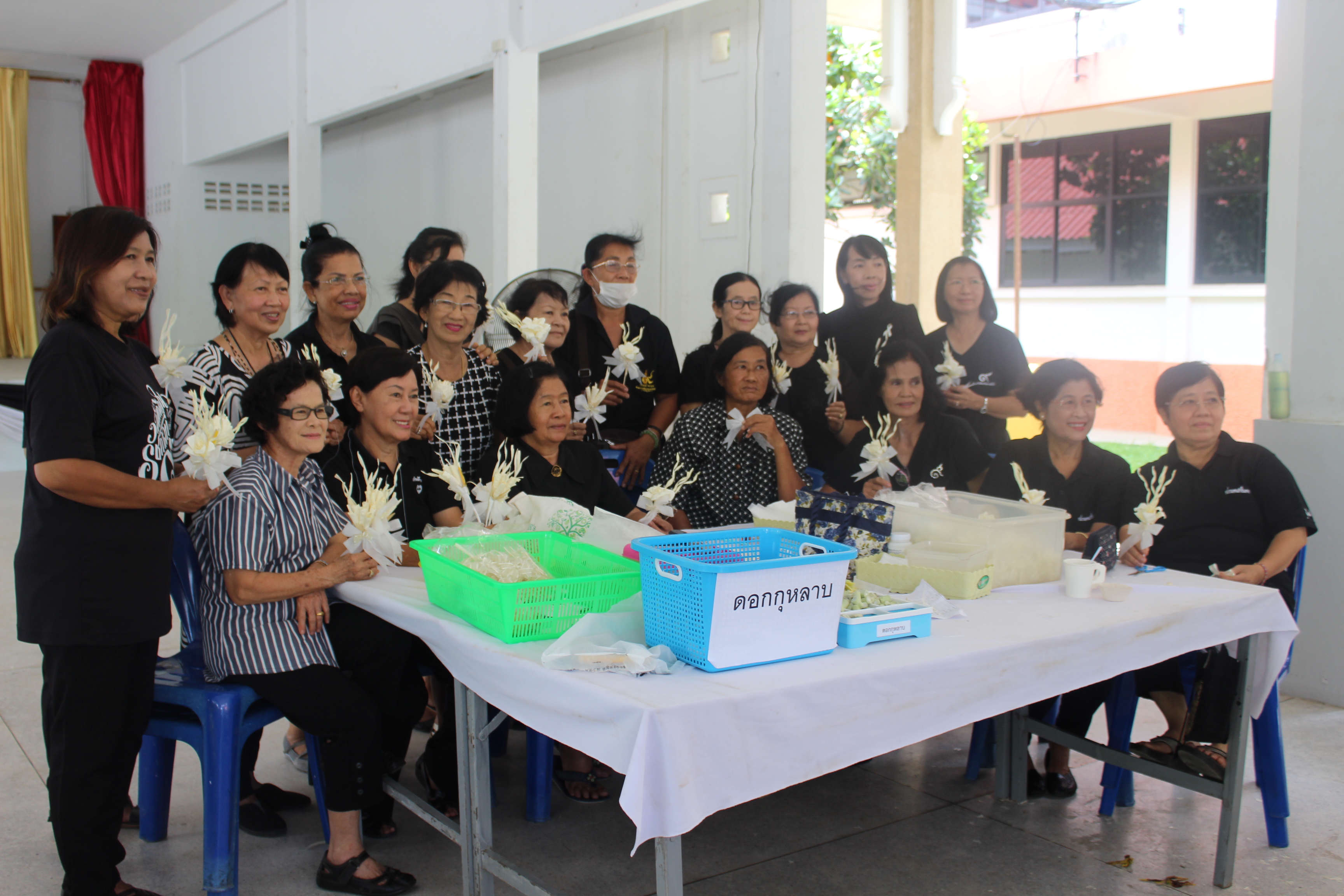 ร่วมเป็น “จิตอาสาประดิษฐ์ดอกไม้จันทน์พระราชทาน” แสดงความจงรักภักดี