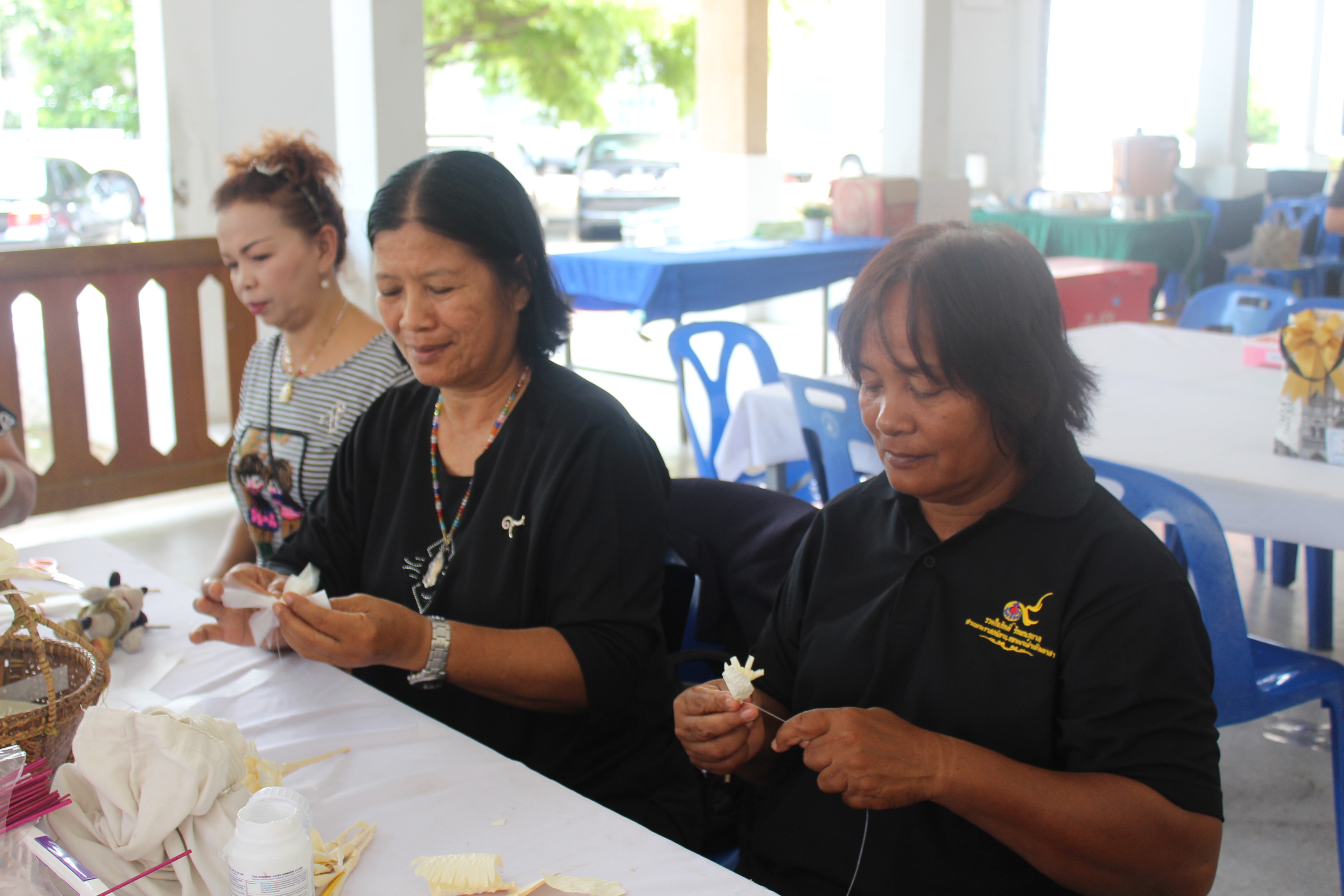 ร่วมเป็น “จิตอาสาประดิษฐ์ดอกไม้จันทน์พระราชทาน” แสดงความจงรักภักดี