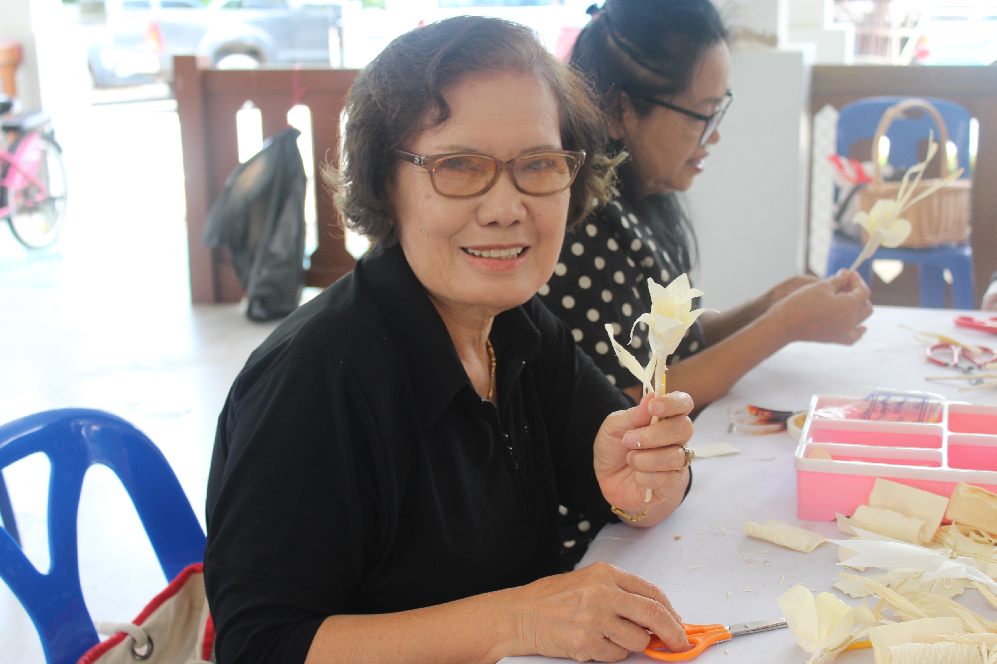 ร่วมเป็น “จิตอาสาประดิษฐ์ดอกไม้จันทน์พระราชทาน” แสดงความจงรักภักดี