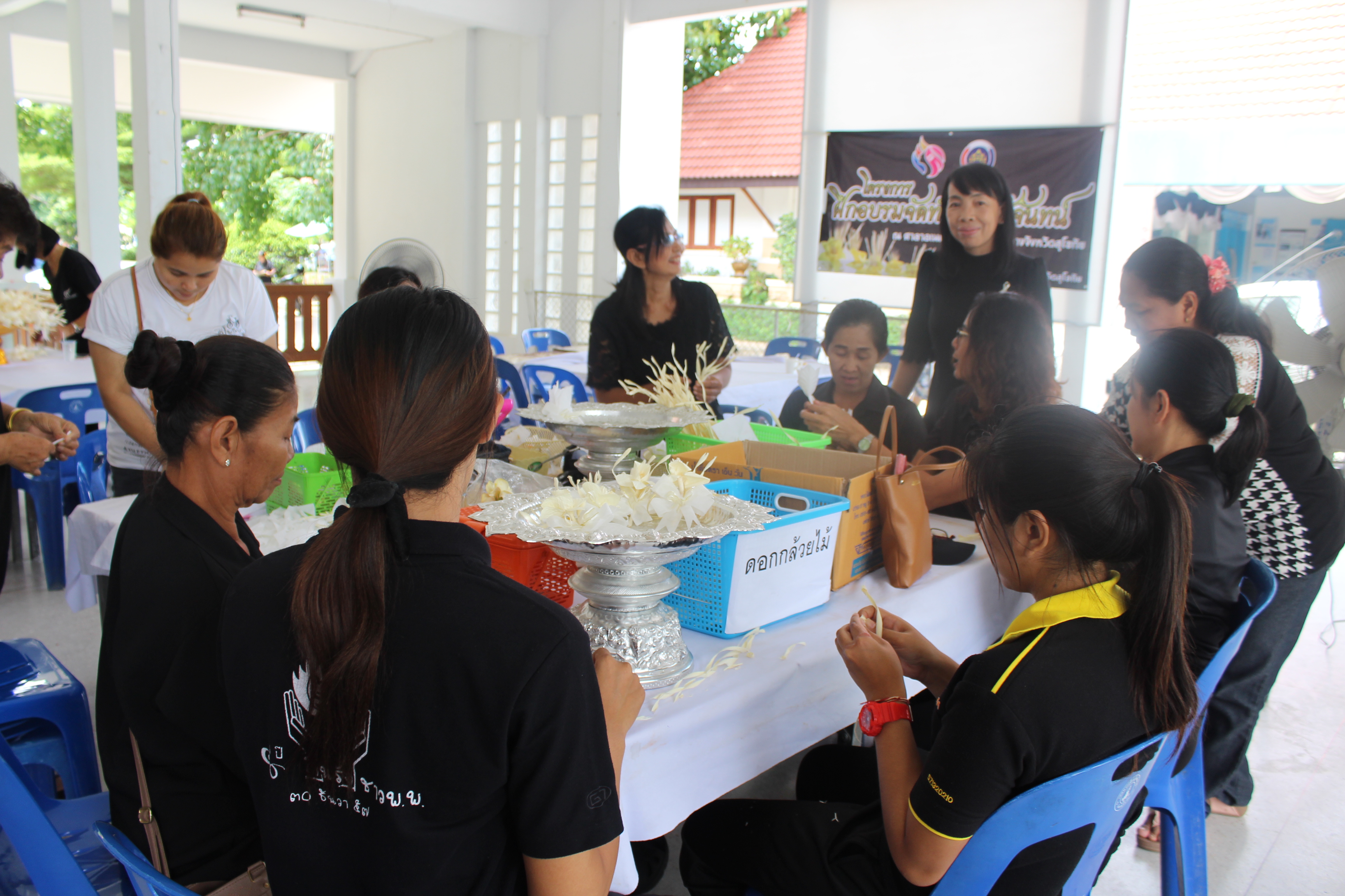 ร่วมเป็น “จิตอาสาประดิษฐ์ดอกไม้จันทน์พระราชทาน” แสดงความจงรักภักดี