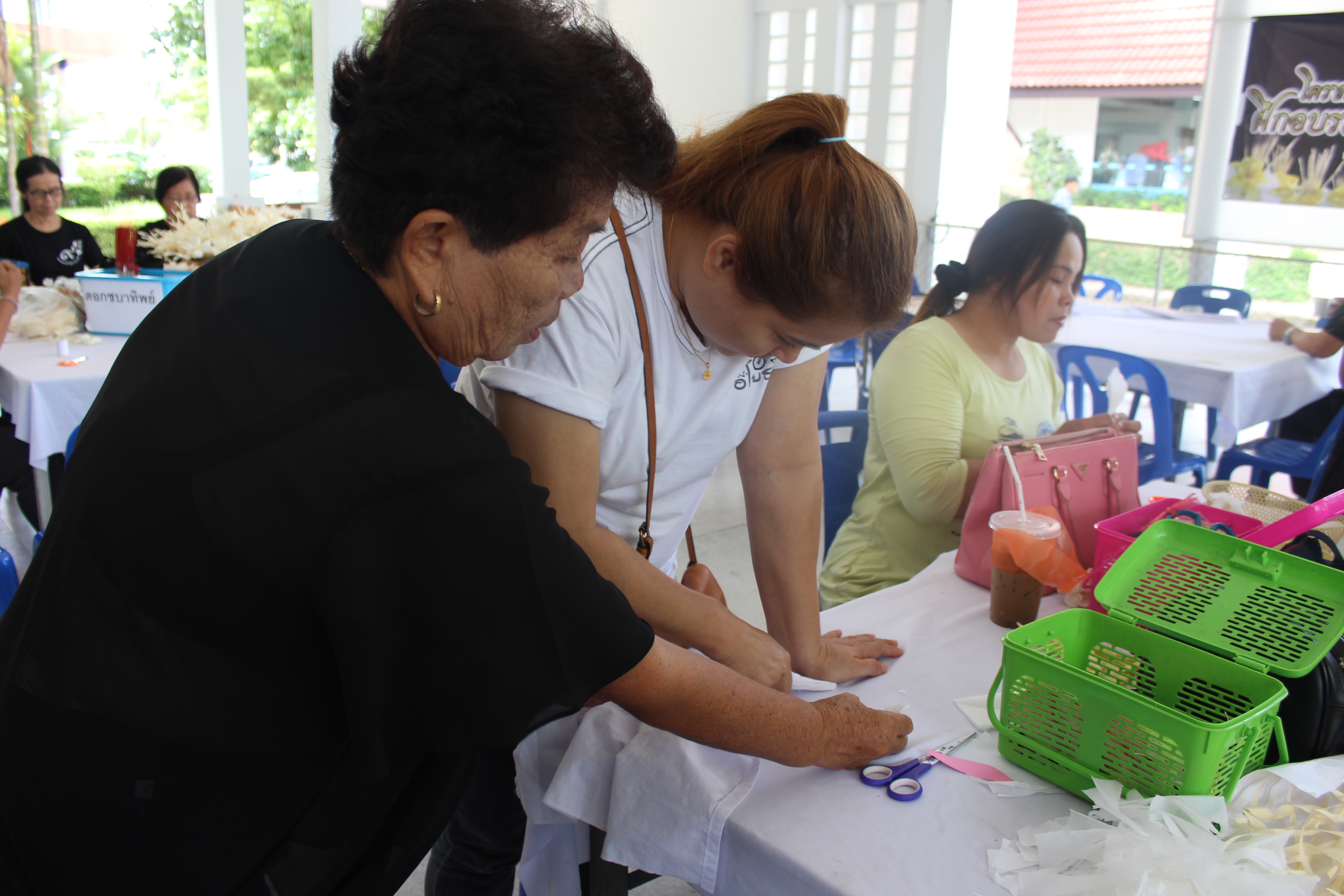 ร่วมเป็น “จิตอาสาประดิษฐ์ดอกไม้จันทน์พระราชทาน” แสดงความจงรักภักดี