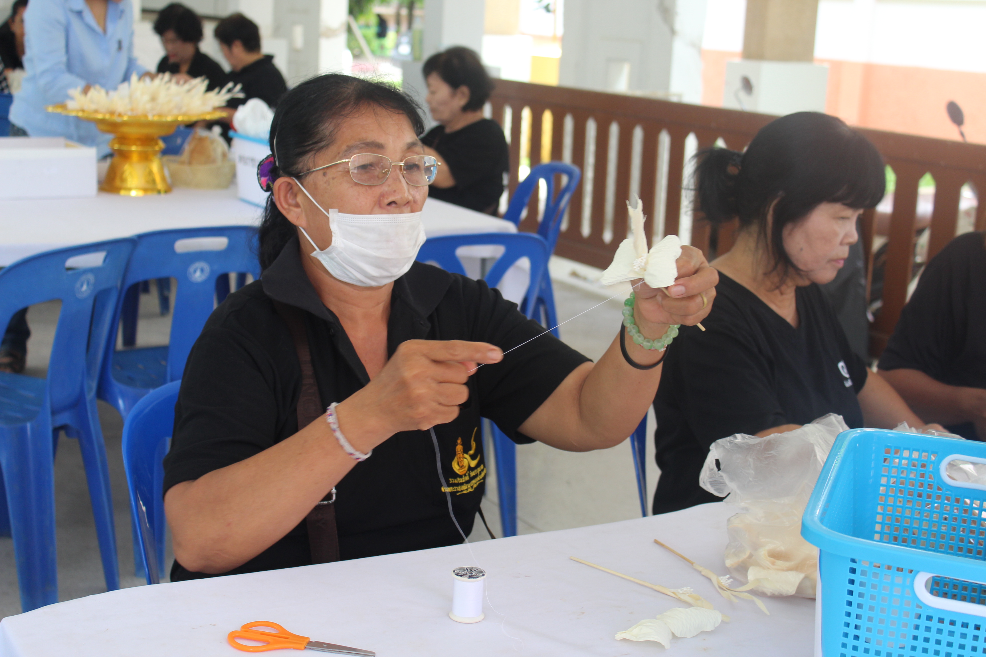ร่วมเป็น “จิตอาสาประดิษฐ์ดอกไม้จันทน์พระราชทาน” แสดงความจงรักภักดี