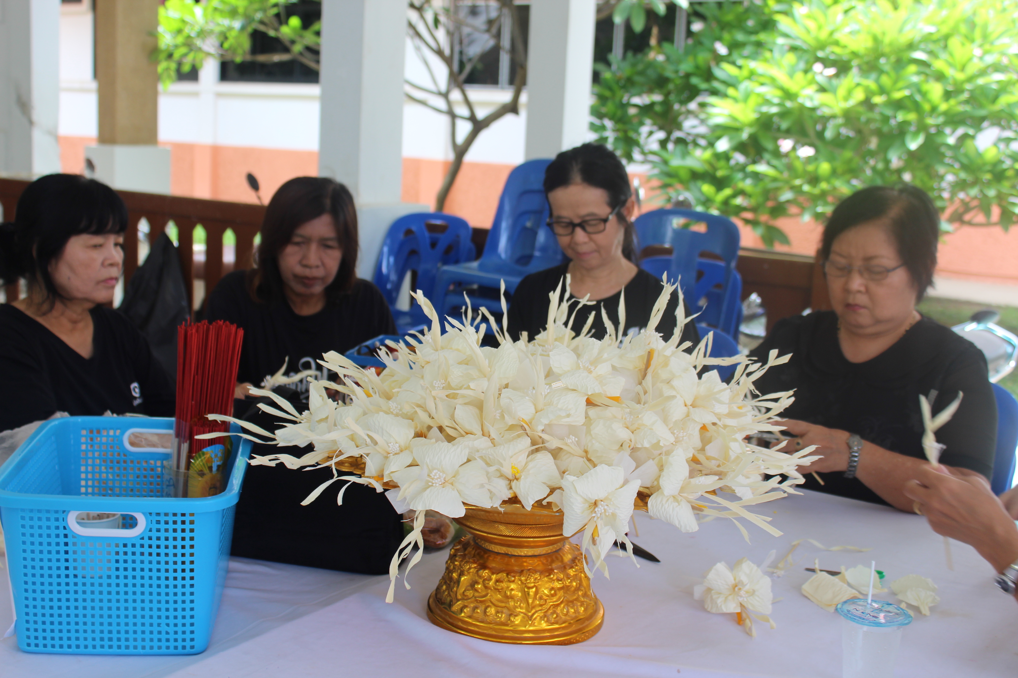 ร่วมเป็น “จิตอาสาประดิษฐ์ดอกไม้จันทน์พระราชทาน” แสดงความจงรักภักดี