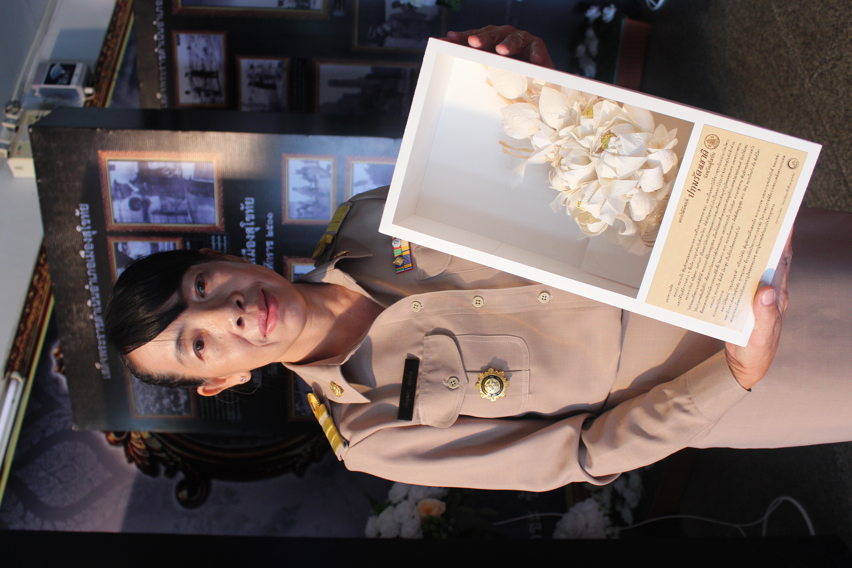 รับมอบช่อดอกไม้จันทน์พระราชทาน ที่เป็นดอกไม้ประจำจังหวัดของจังหวัดสุโขทัย คือดอกบัวหลวง หรือ “ดอกปทุมรัตนชาติ”