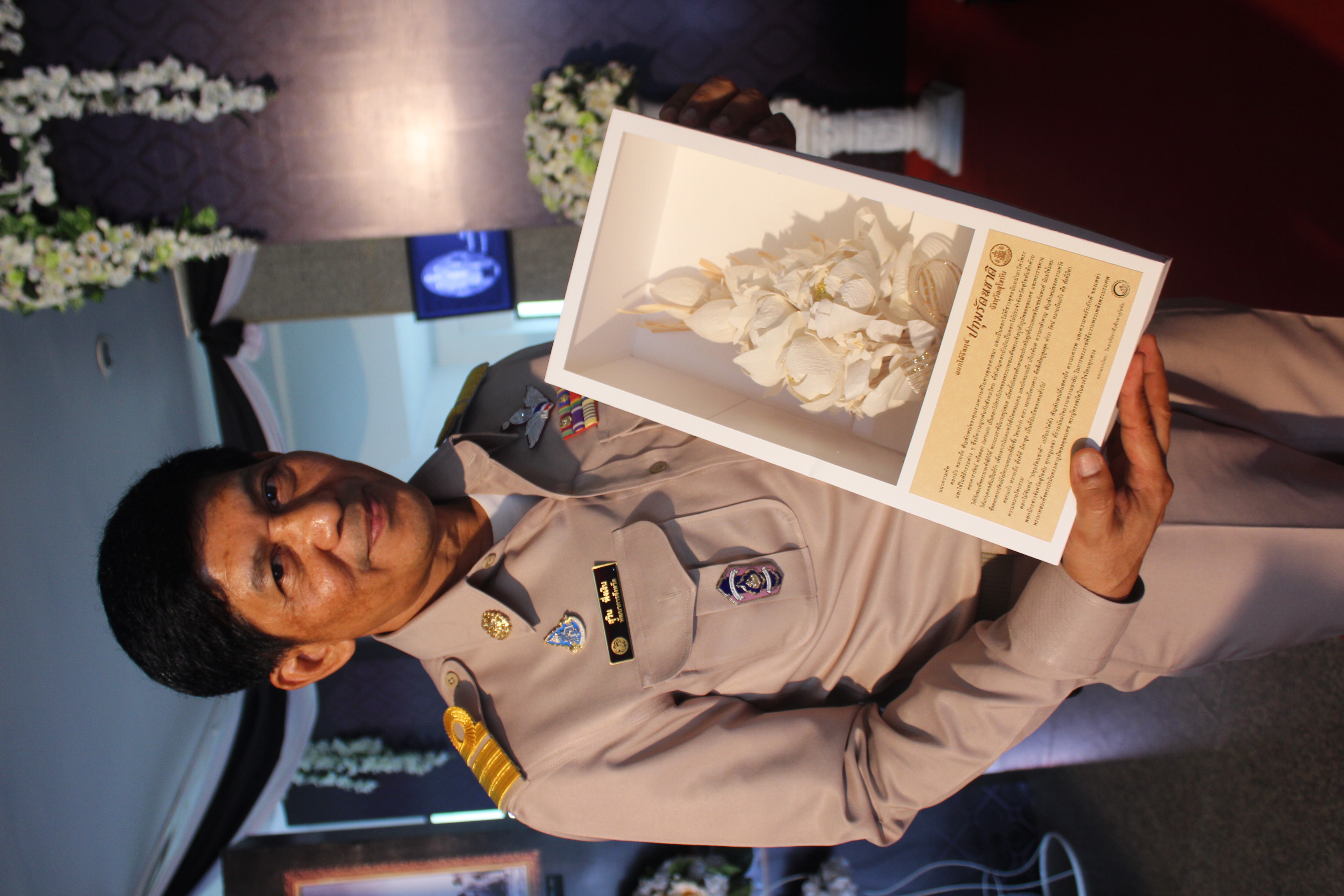 รับมอบช่อดอกไม้จันทน์พระราชทาน ที่เป็นดอกไม้ประจำจังหวัดของจังหวัดสุโขทัย คือดอกบัวหลวง หรือ “ดอกปทุมรัตนชาติ”