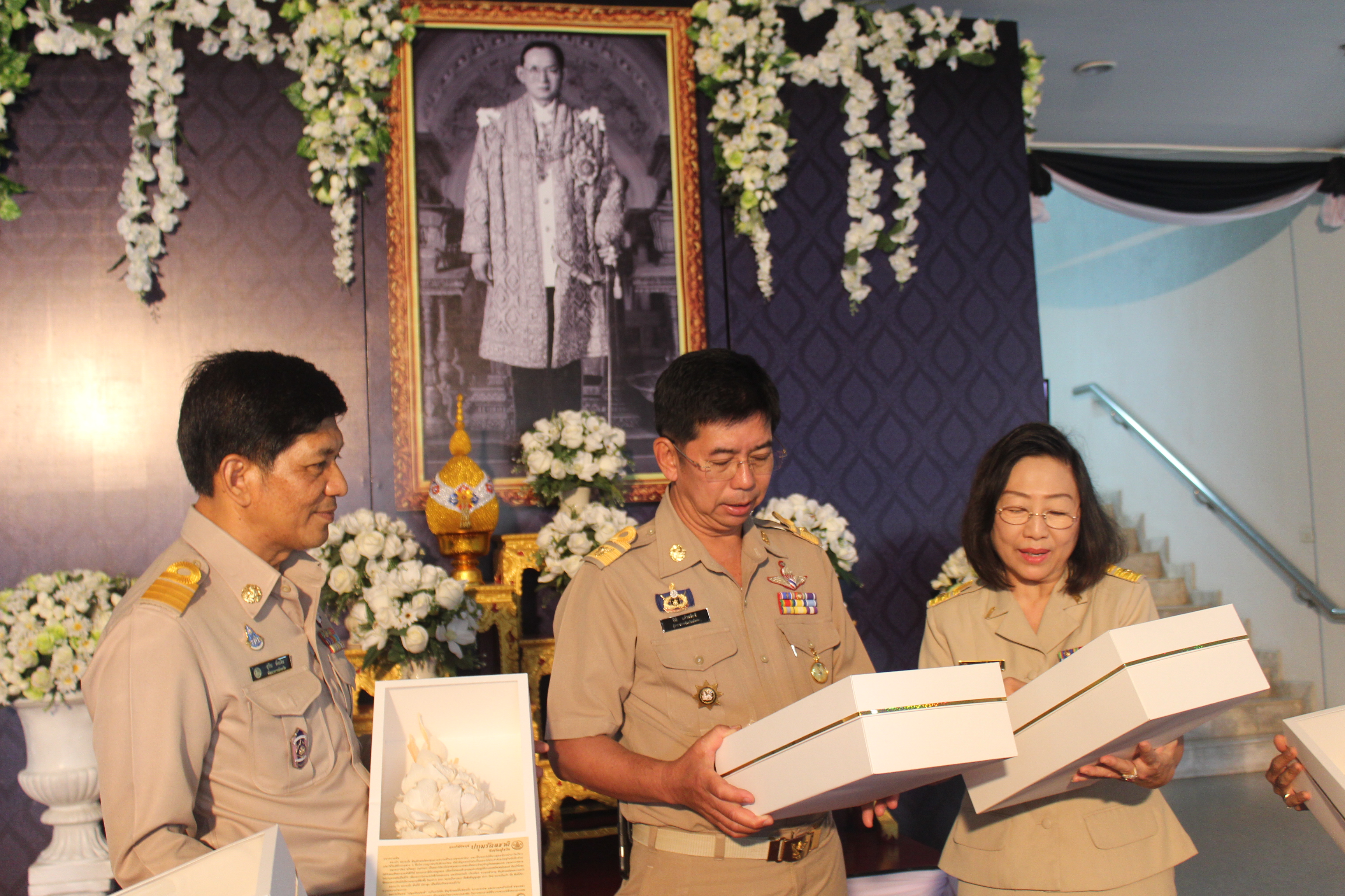 รับมอบช่อดอกไม้จันทน์พระราชทาน ที่เป็นดอกไม้ประจำจังหวัดของจังหวัดสุโขทัย คือดอกบัวหลวง หรือ “ดอกปทุมรัตนชาติ”