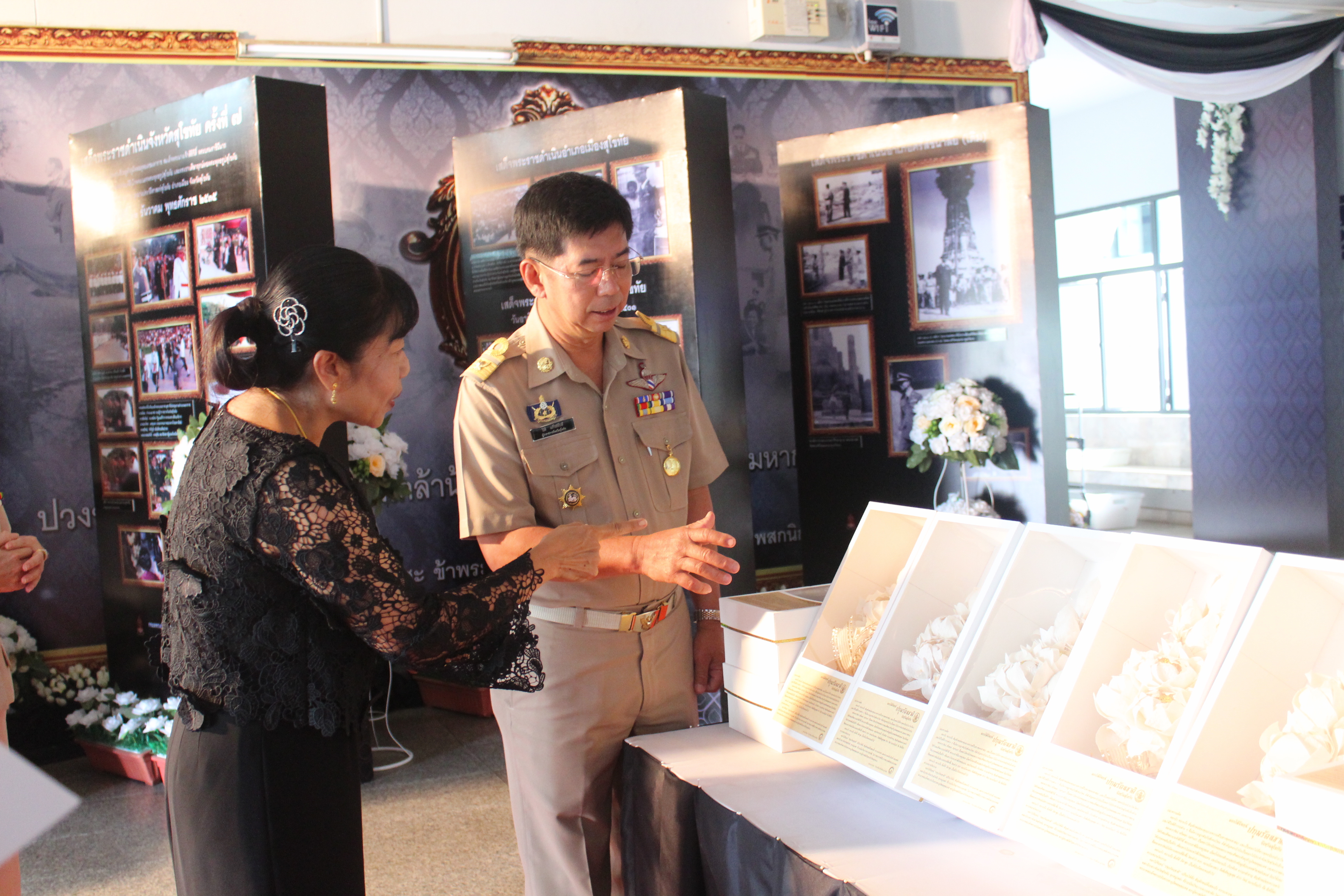 รับมอบช่อดอกไม้จันทน์พระราชทาน ที่เป็นดอกไม้ประจำจังหวัดของจังหวัดสุโขทัย คือดอกบัวหลวง หรือ “ดอกปทุมรัตนชาติ”