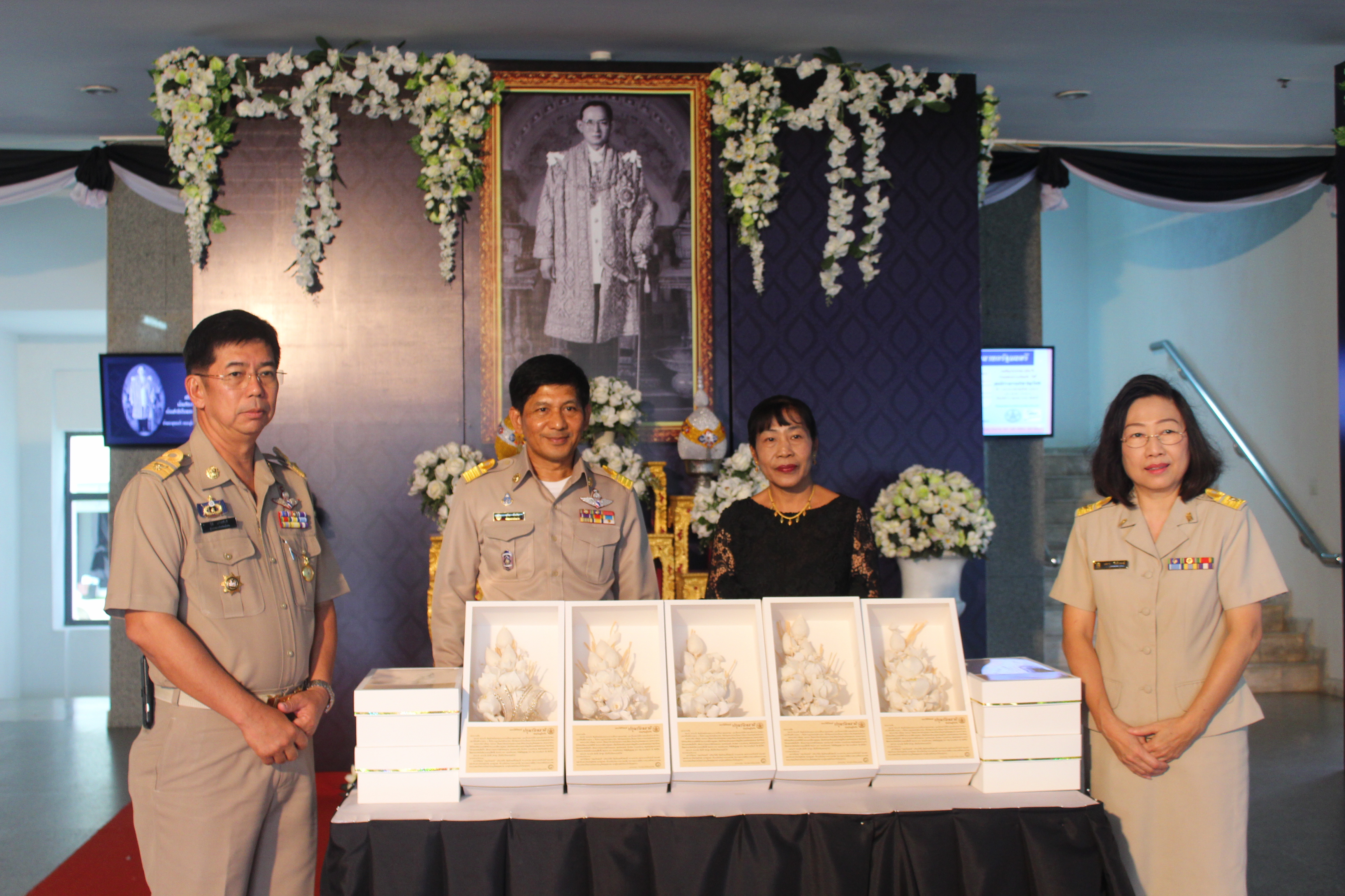 รับมอบช่อดอกไม้จันทน์พระราชทาน ที่เป็นดอกไม้ประจำจังหวัดของจังหวัดสุโขทัย คือดอกบัวหลวง หรือ “ดอกปทุมรัตนชาติ”