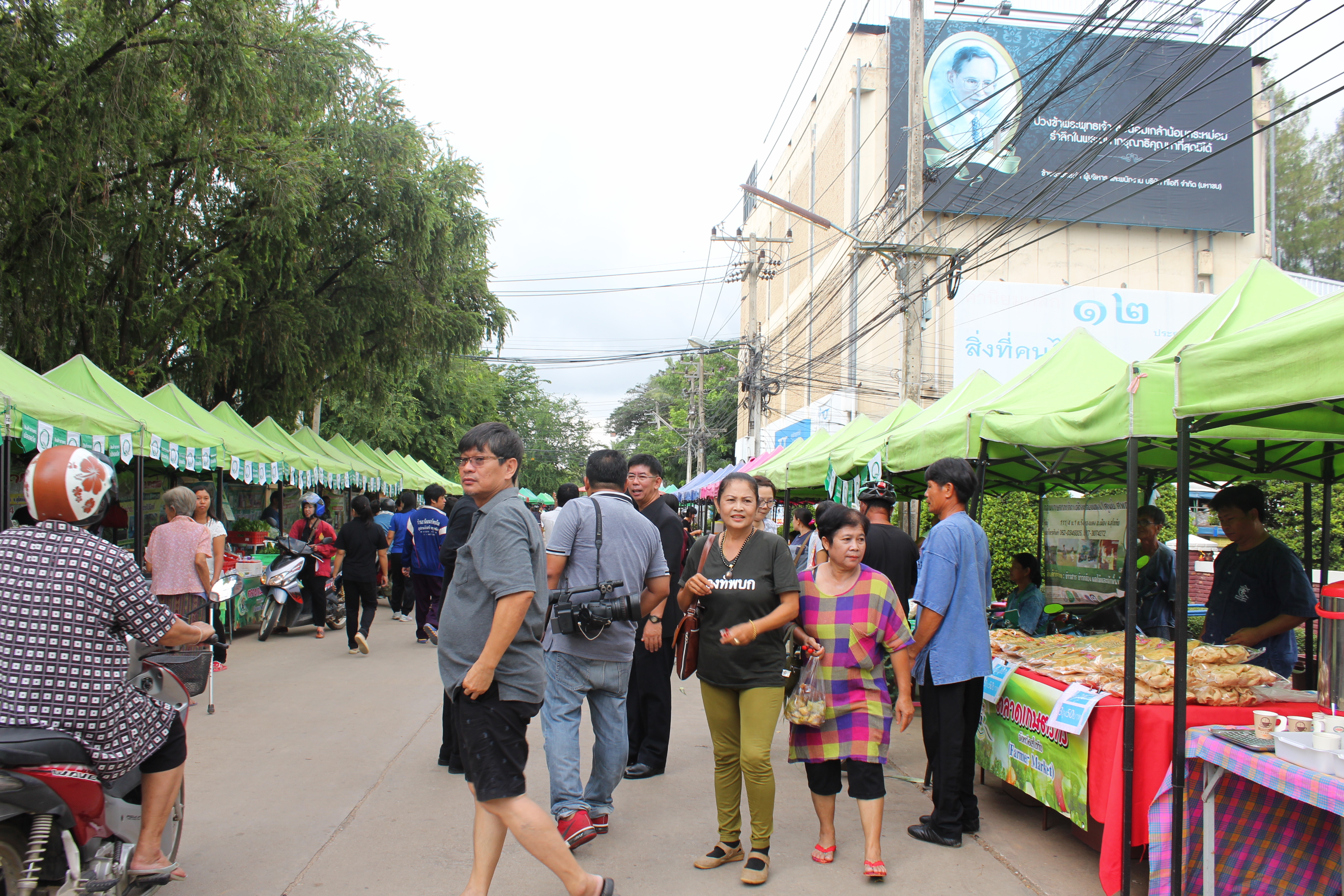 ผู้ว่าราชการจังหวัดสุโขทัย เยี่ยมชมและให้กำลังใจพ่อค้าแม่ค้าตลาดนัดชุมชน