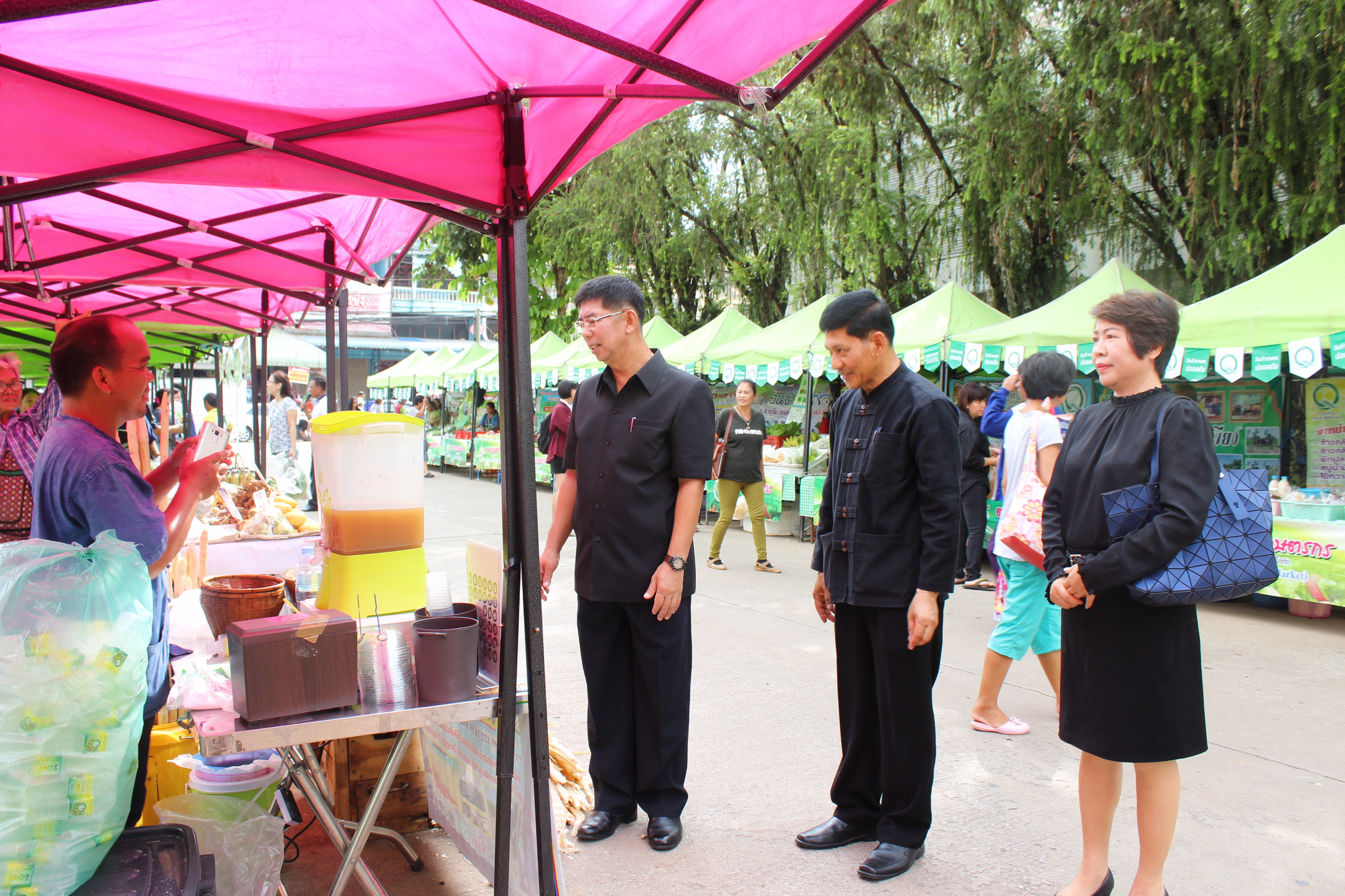 ผู้ว่าราชการจังหวัดสุโขทัย เยี่ยมชมและให้กำลังใจพ่อค้าแม่ค้าตลาดนัดชุมชน