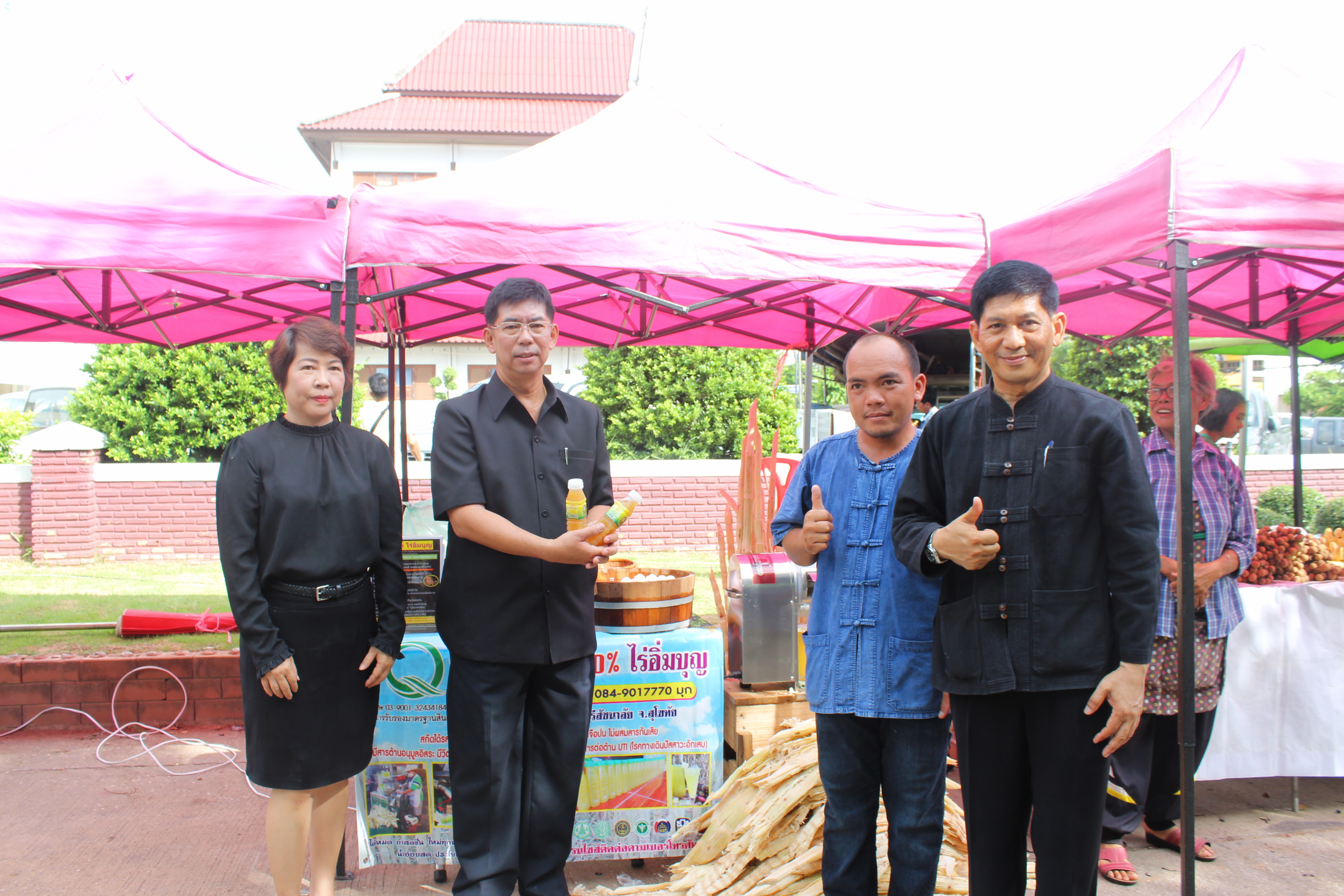 ผู้ว่าราชการจังหวัดสุโขทัย เยี่ยมชมและให้กำลังใจพ่อค้าแม่ค้าตลาดนัดชุมชน