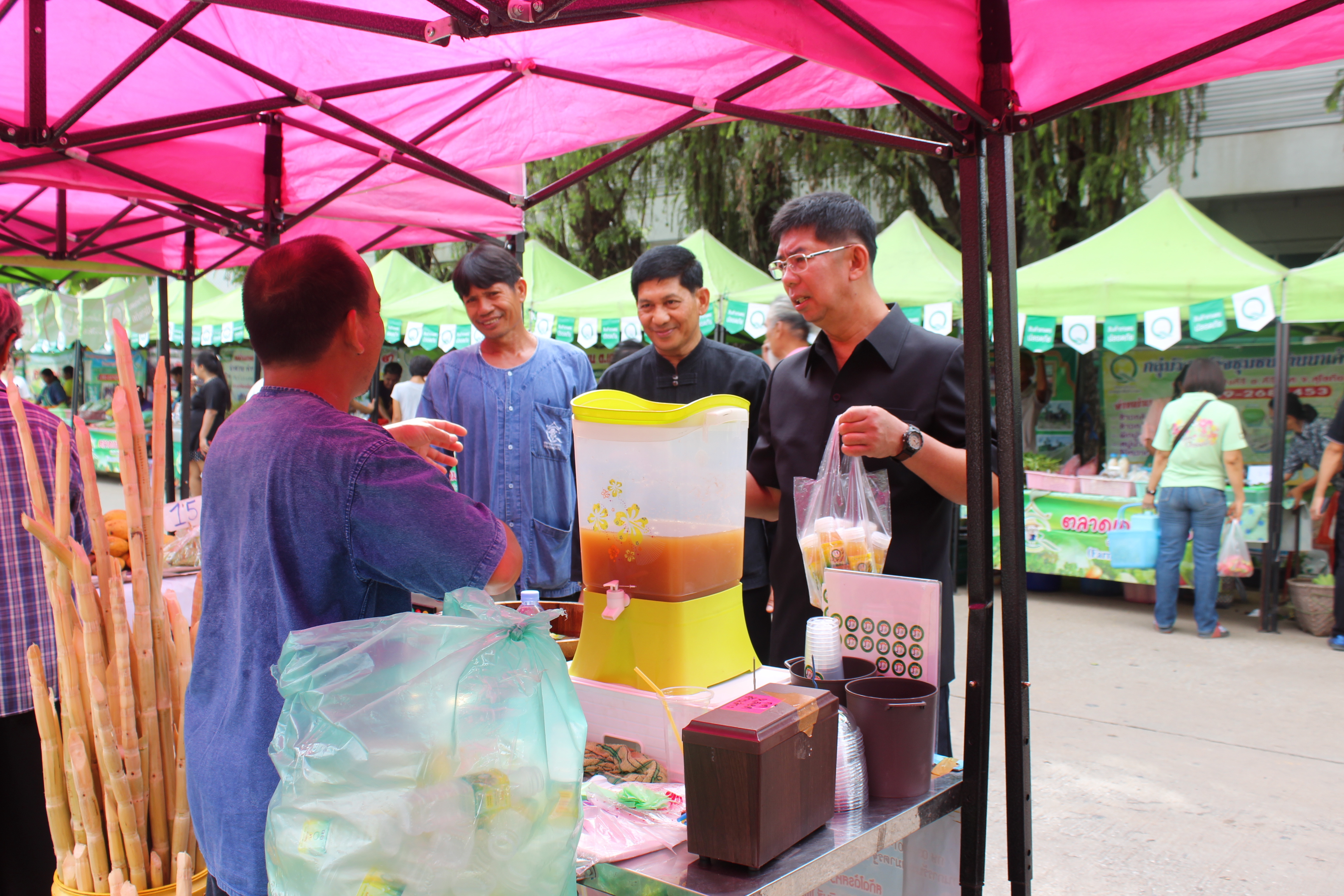 ผู้ว่าราชการจังหวัดสุโขทัย เยี่ยมชมและให้กำลังใจพ่อค้าแม่ค้าตลาดนัดชุมชน