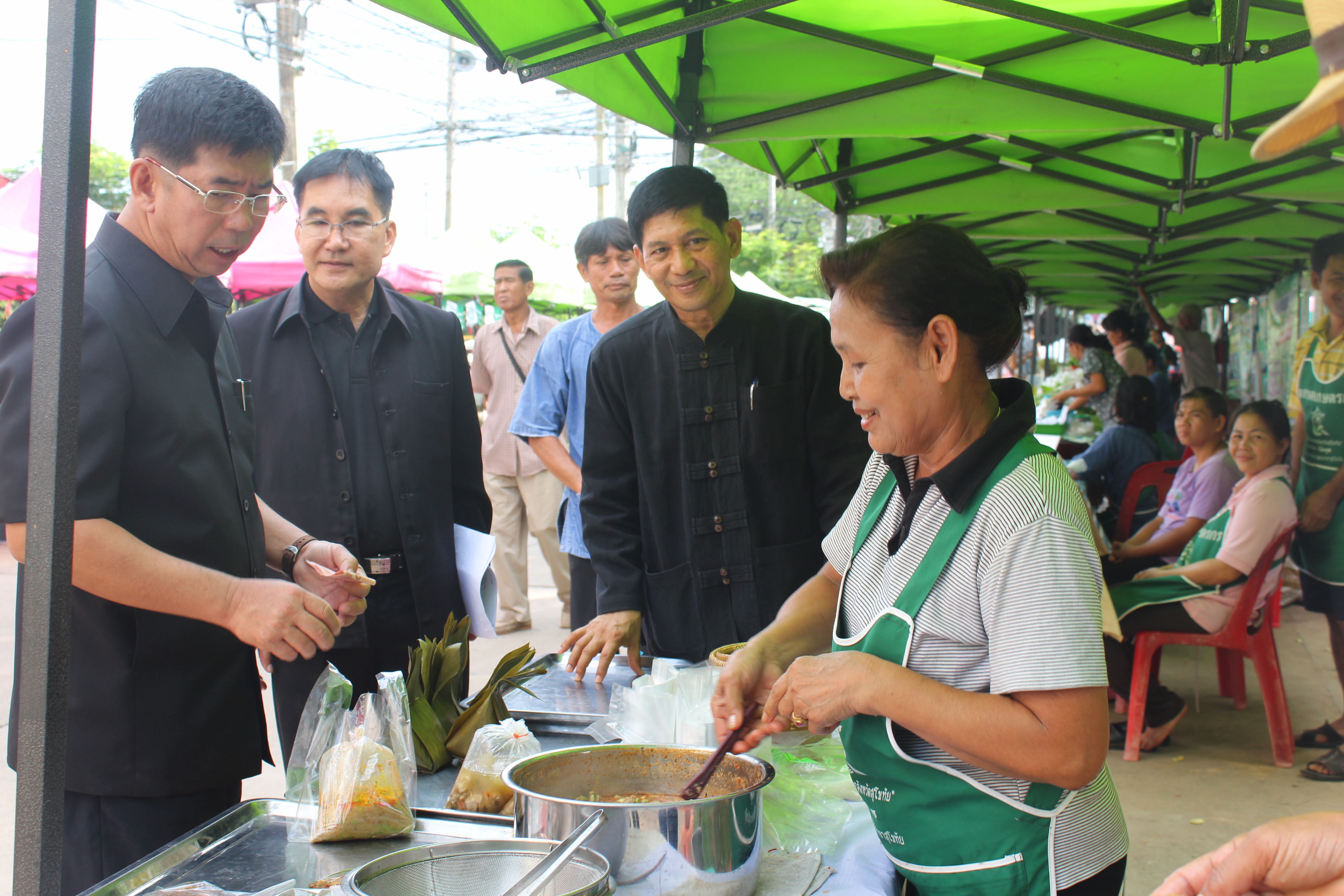ผู้ว่าราชการจังหวัดสุโขทัย เยี่ยมชมและให้กำลังใจพ่อค้าแม่ค้าตลาดนัดชุมชน