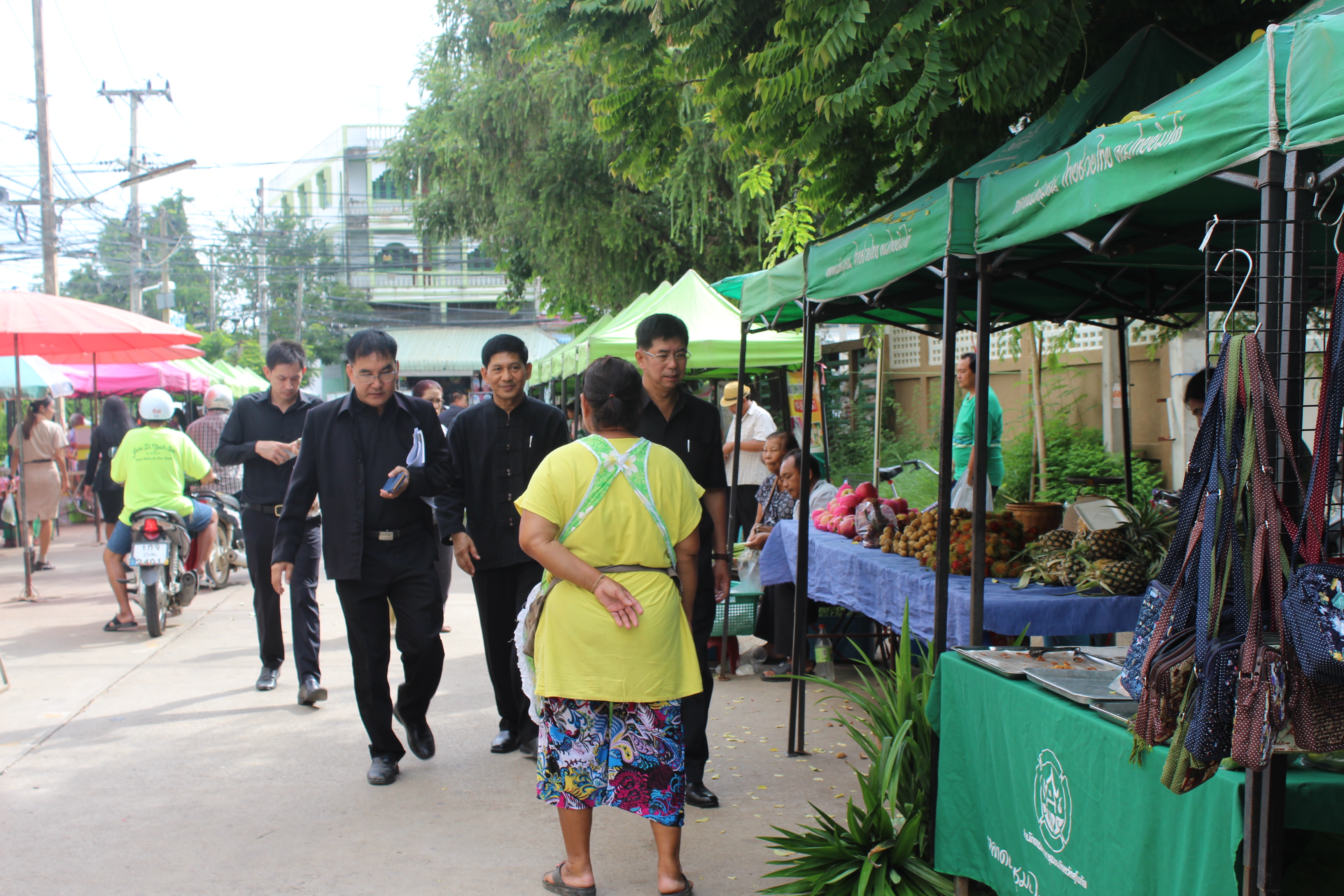 ผู้ว่าราชการจังหวัดสุโขทัย เยี่ยมชมและให้กำลังใจพ่อค้าแม่ค้าตลาดนัดชุมชน