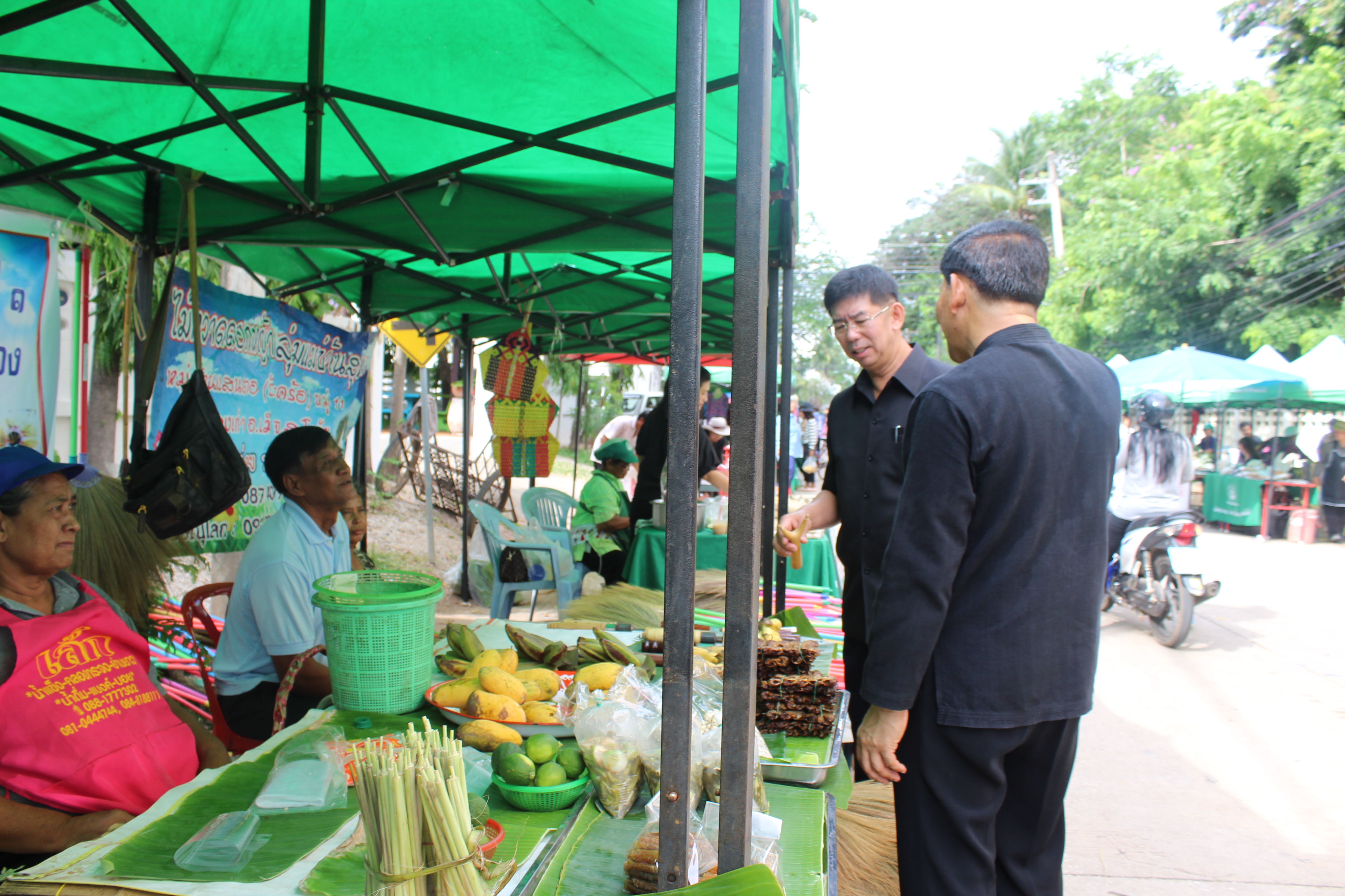 ผู้ว่าราชการจังหวัดสุโขทัย เยี่ยมชมและให้กำลังใจพ่อค้าแม่ค้าตลาดนัดชุมชน